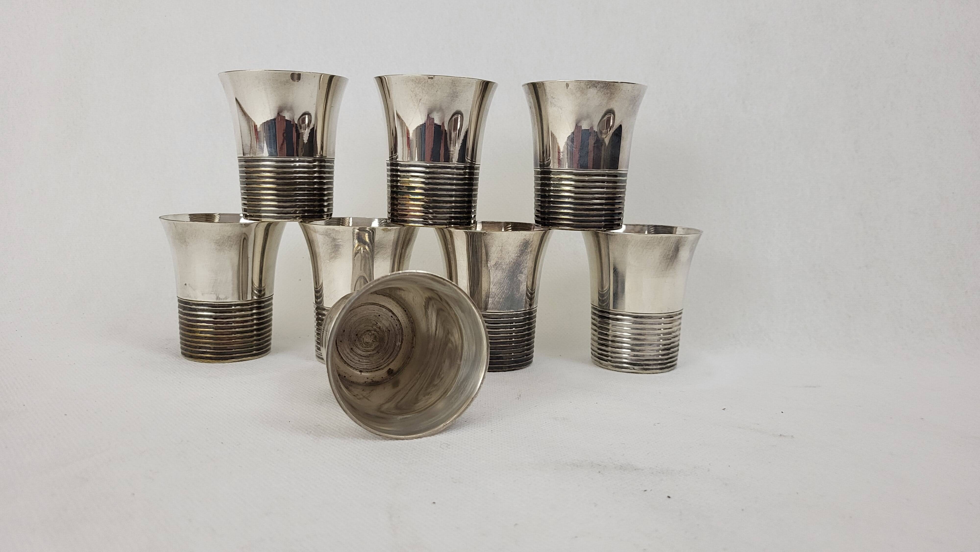 Cocktail shaker service & cups in silver metal