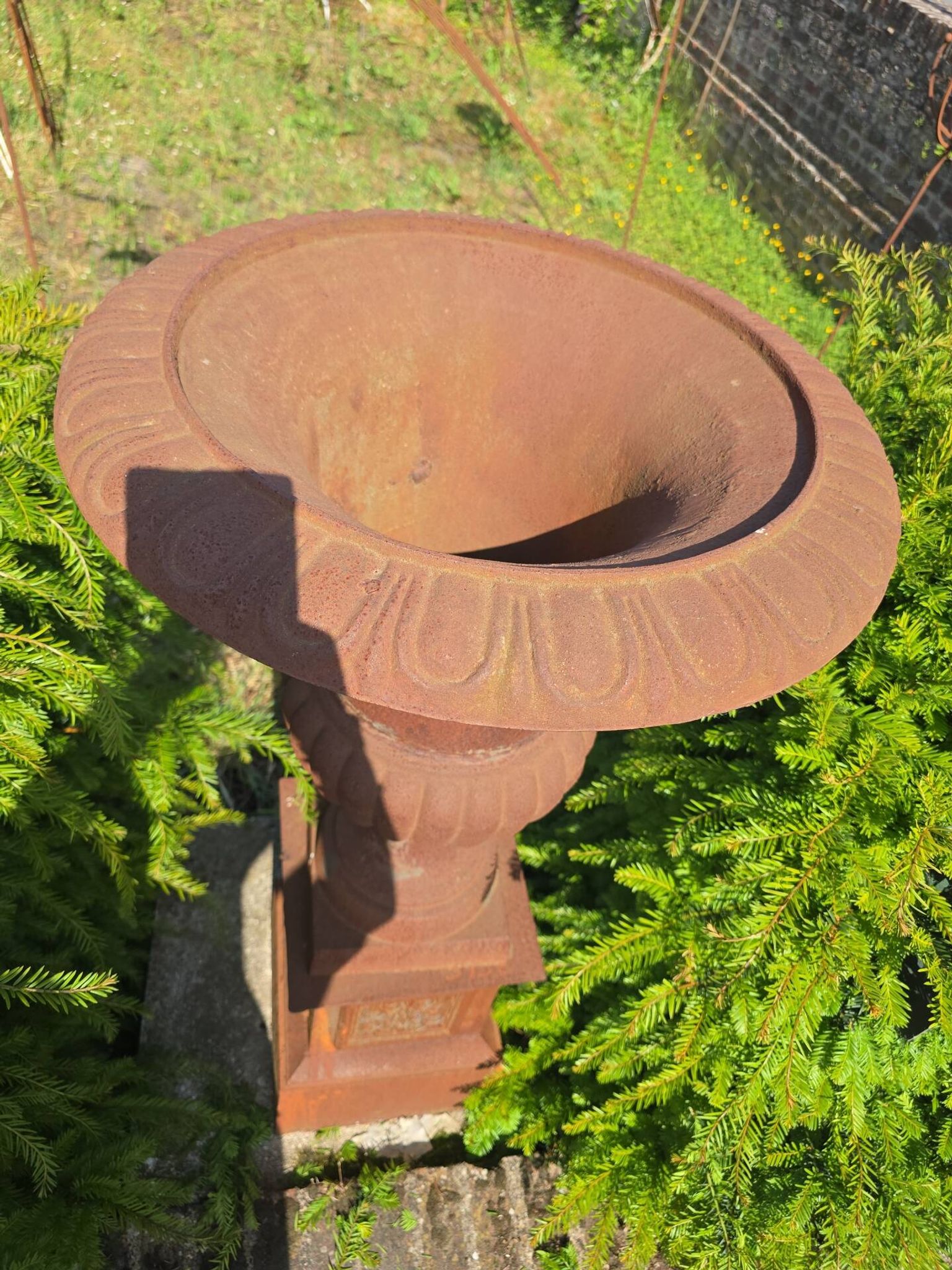 Vase médicis avec socle en fonte
