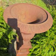 Vase médicis avec socle en fonte