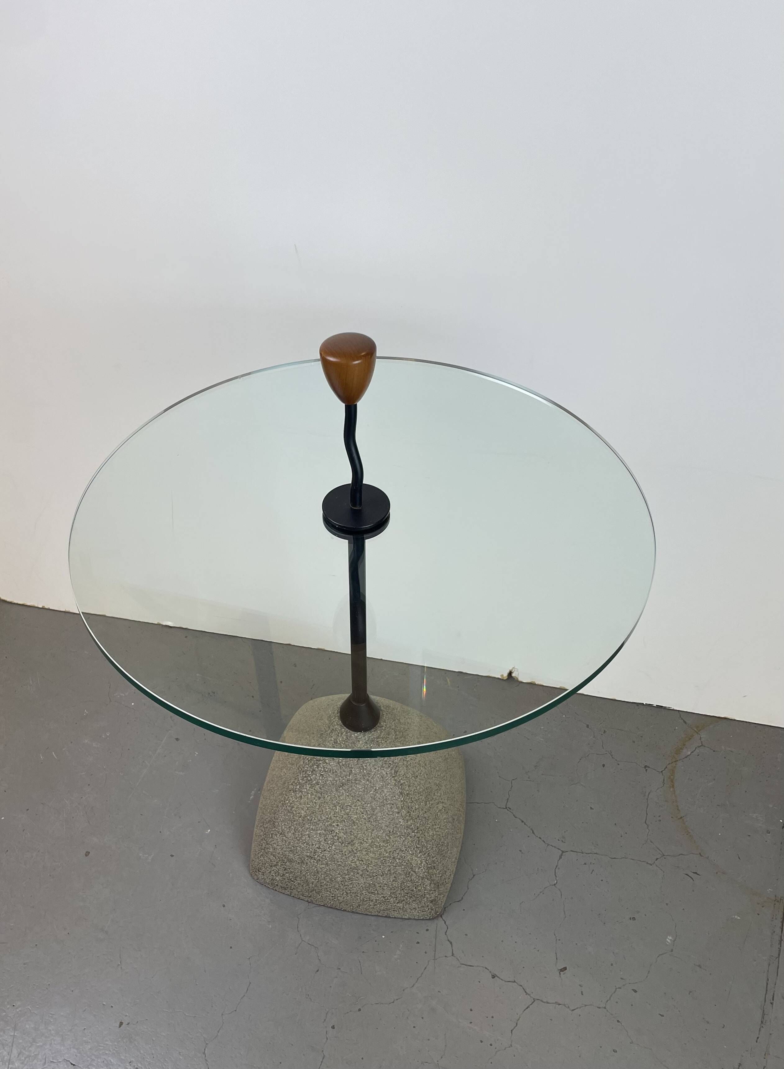 Table d'appoint post-moderne dans le style d'Ettore Sottsass, Italie, années 1980.