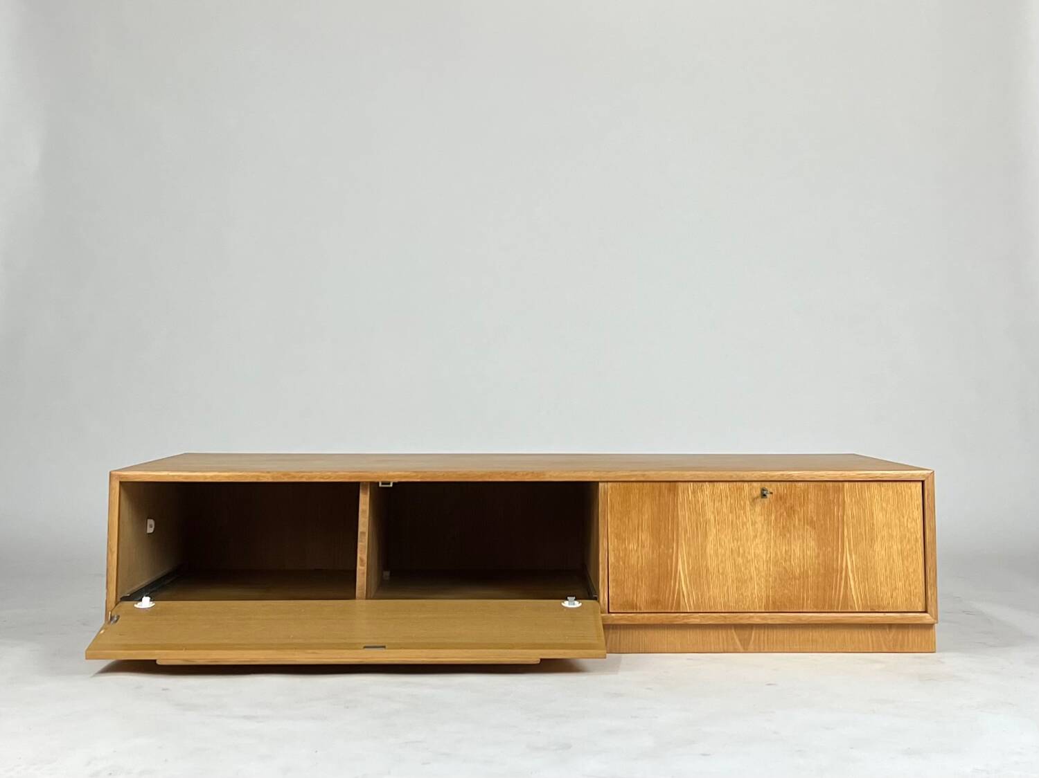 Meuble TV HiFi phono vintage bas chêne WK milieu du siècle années 60