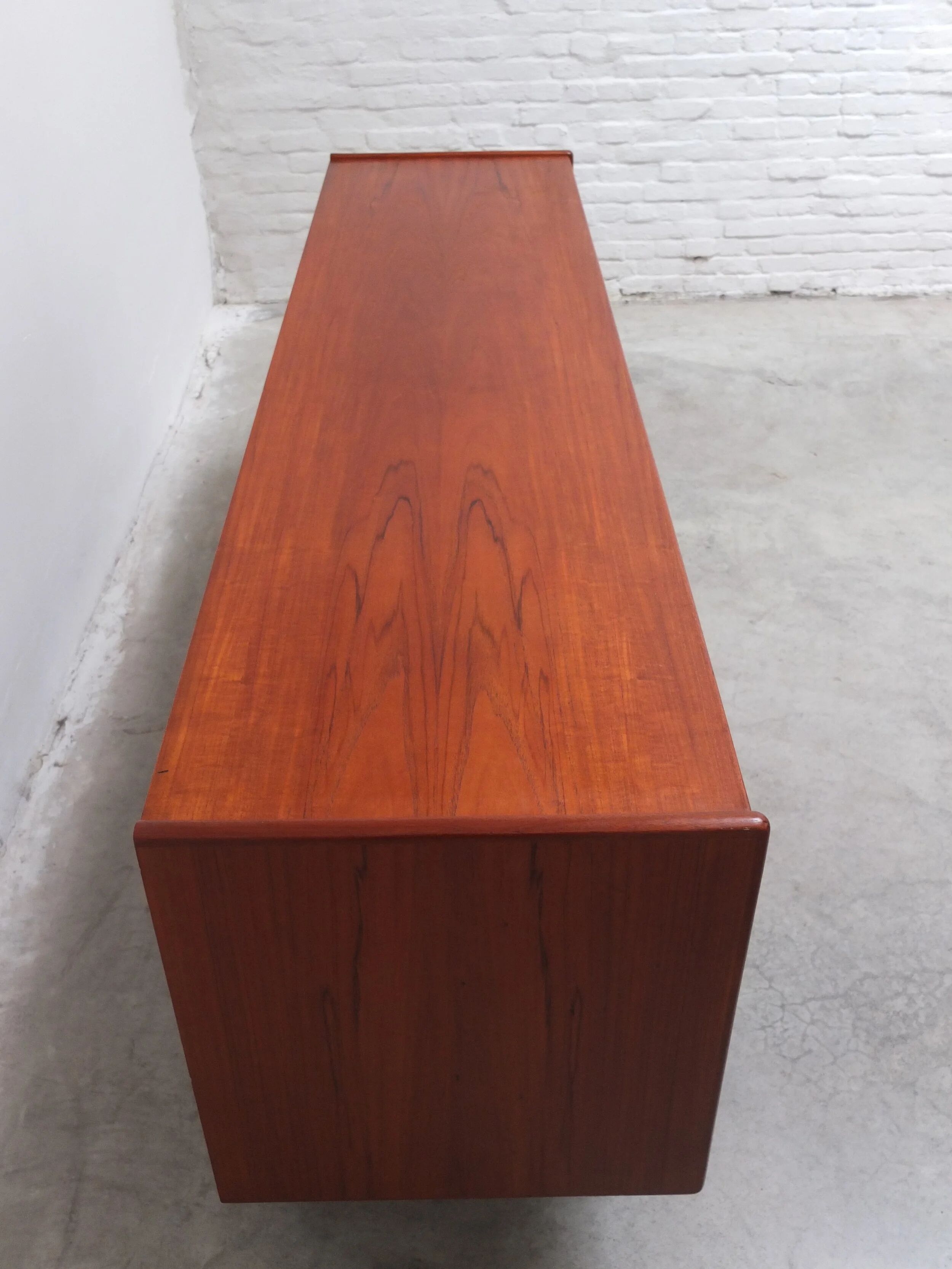 Buffet en teck danois avec portes tambour, années 1960.