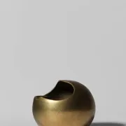 Cendrier sphérique en laiton moderniste