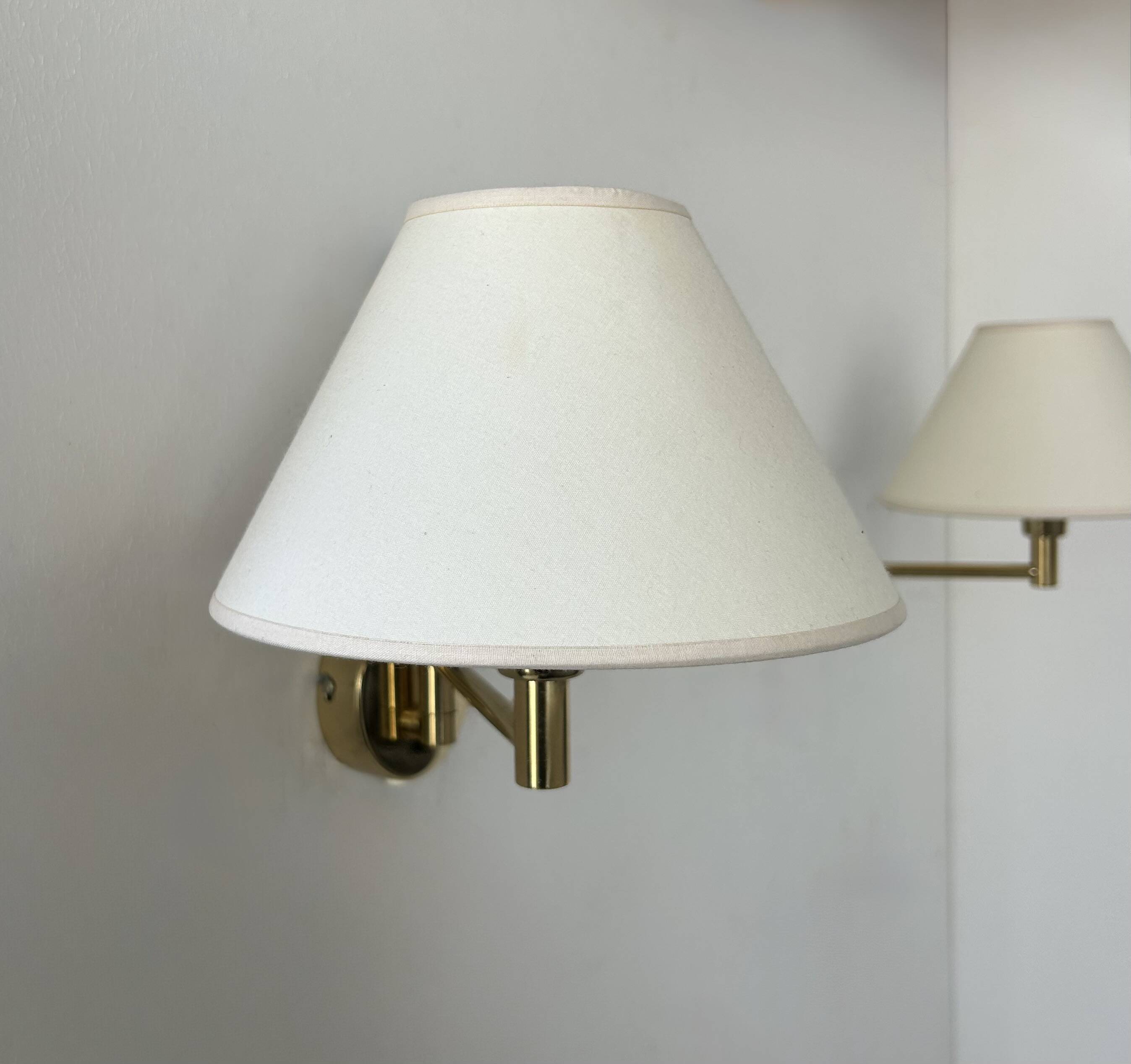 Paire d'appliques vintage orientable, laiton et tissu beige, France, 1970