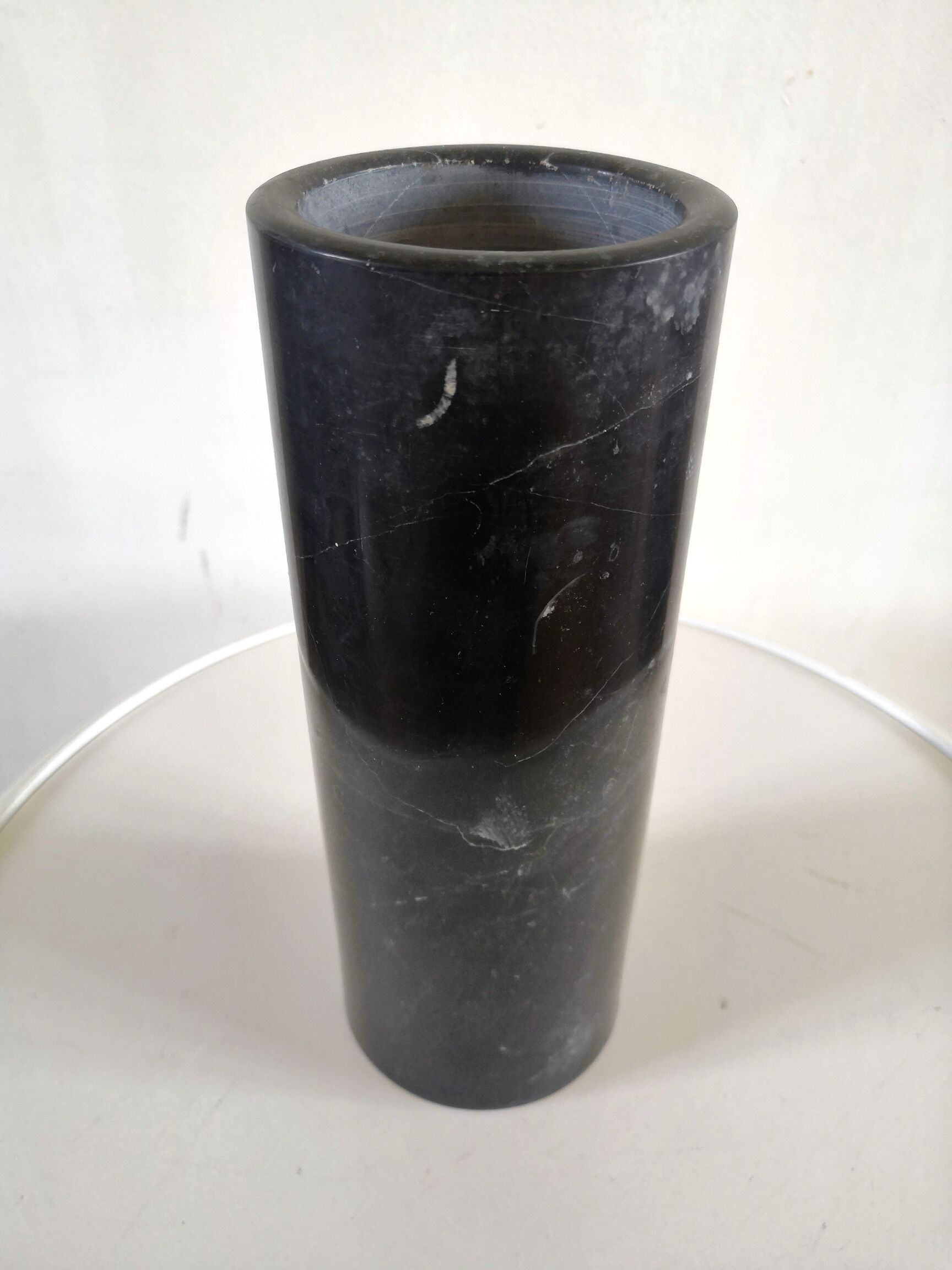 Cylindrical vase roll in black Carrara marble