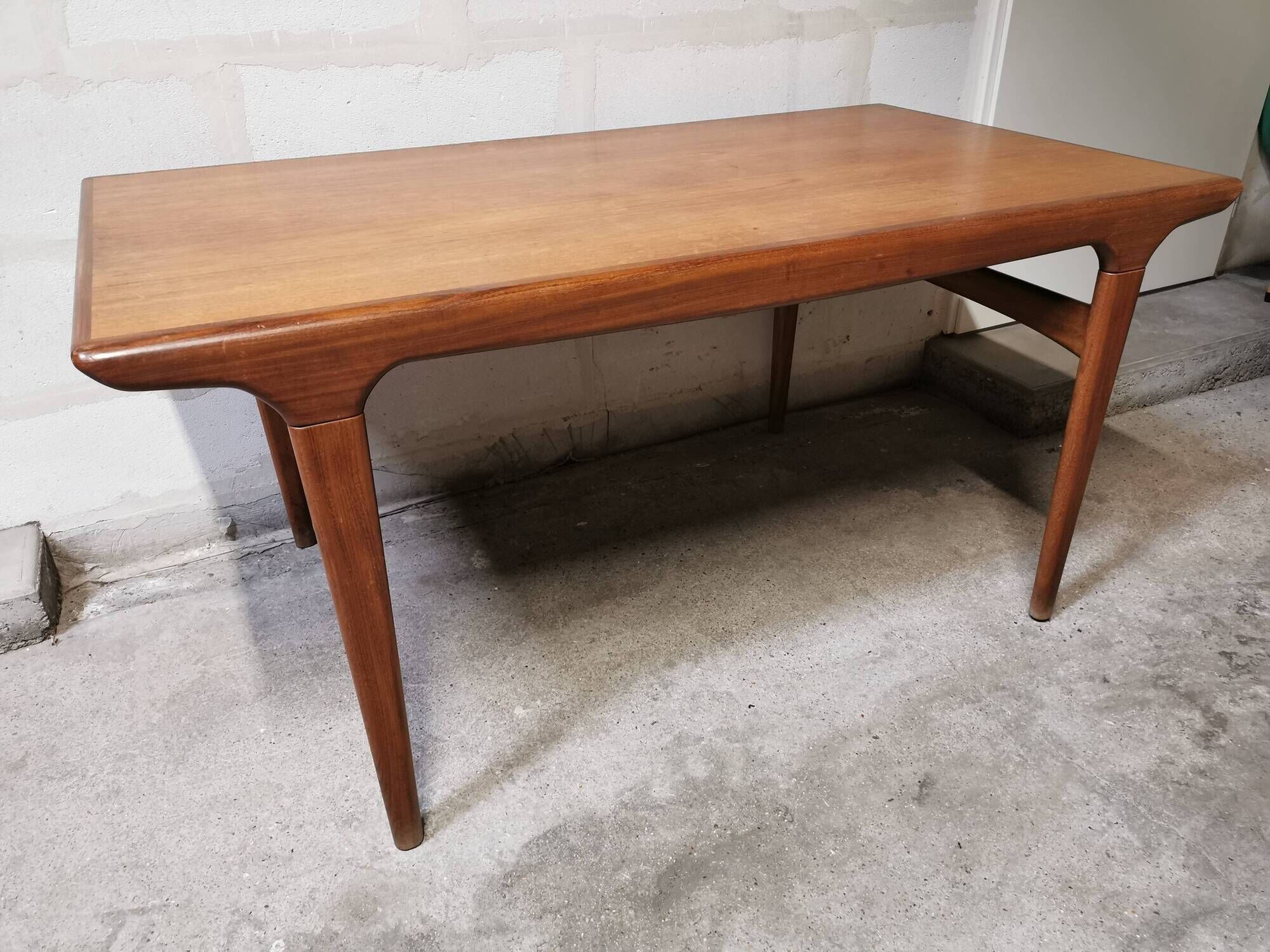 Vintage Scandinavian design table in Teak asymmetric extension by Johannes Andersen 1960