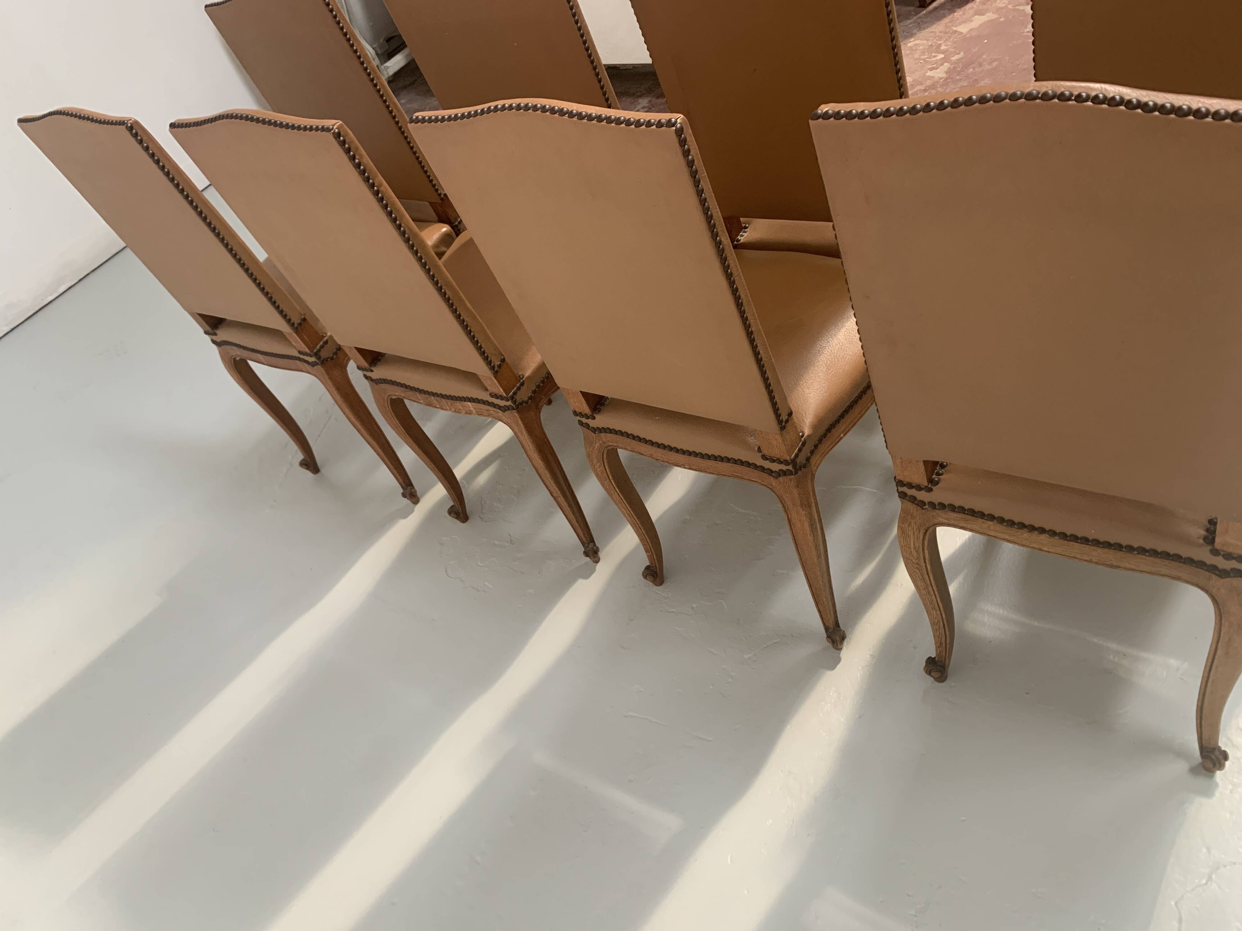 Suite de huit chaises de style Régence en chene massif XX siècle