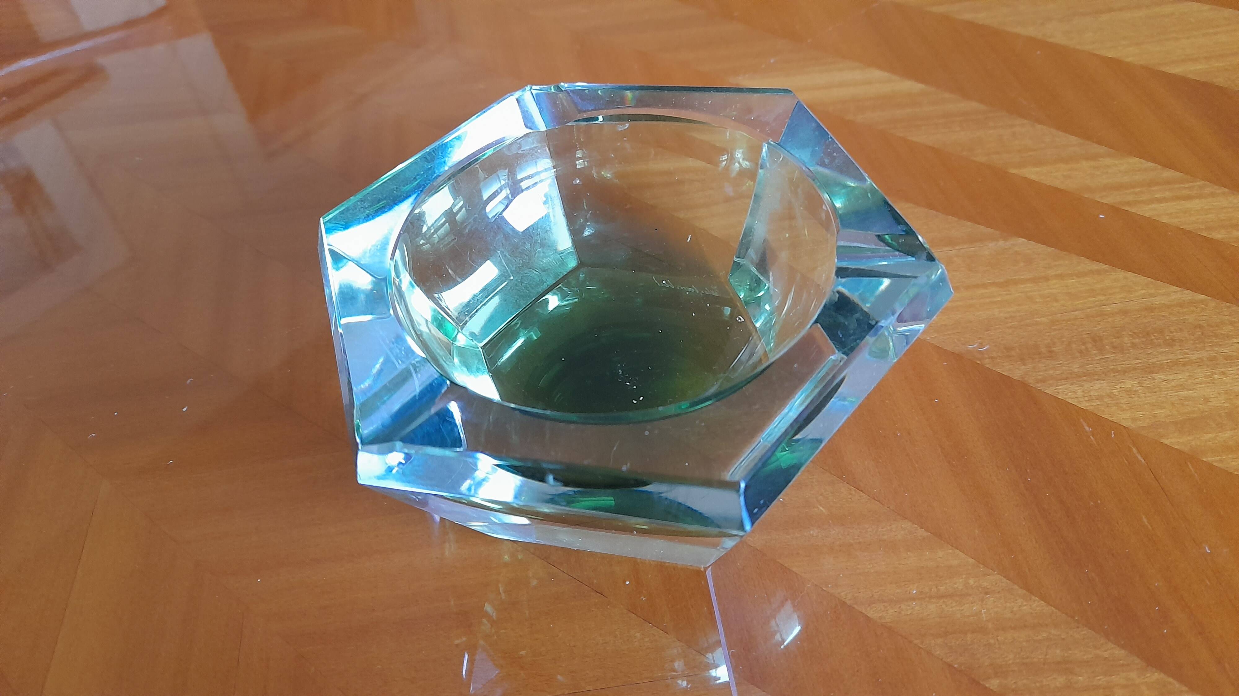 Cendrier en cristal ou verre avec de superbes reflets bleu vert