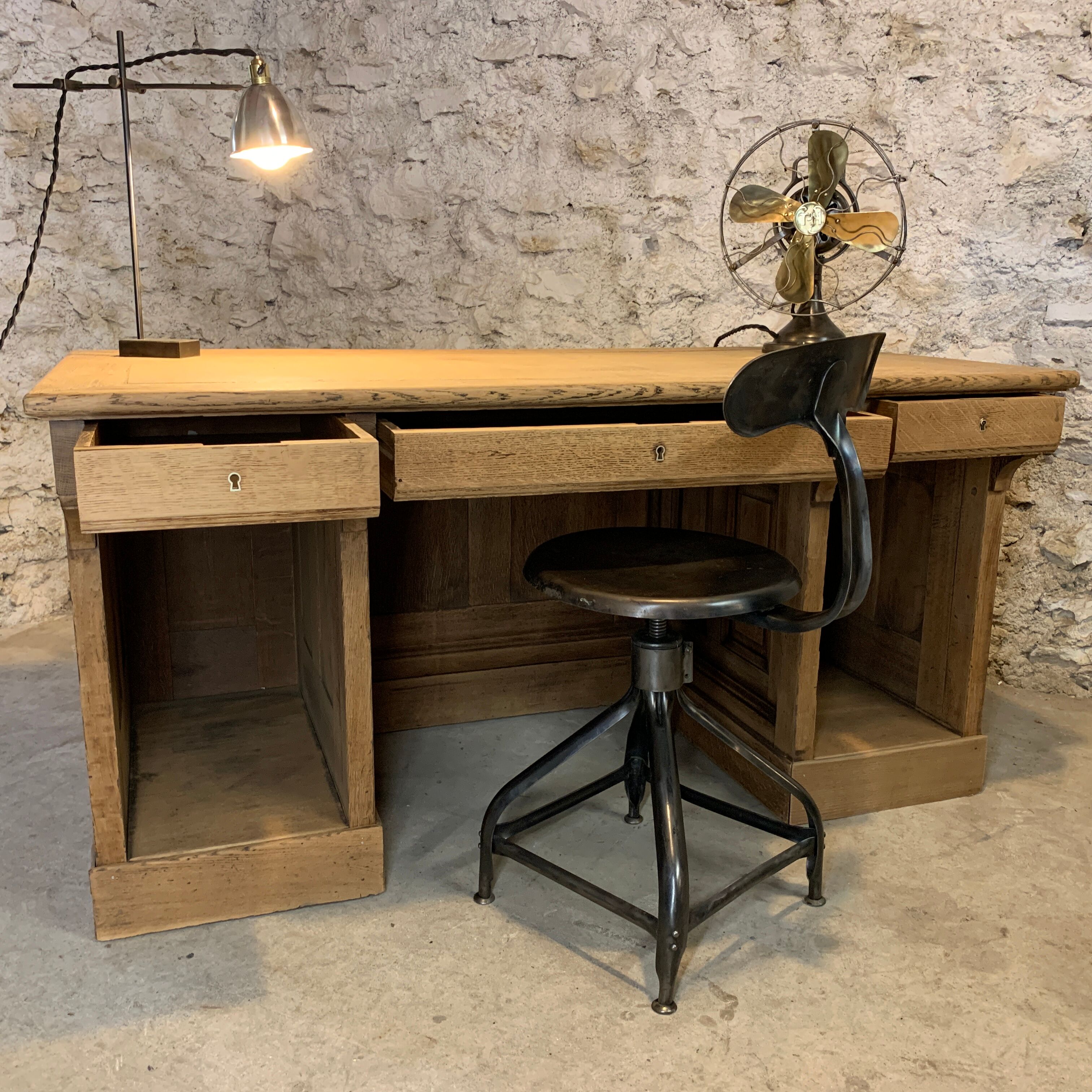 Former oak desk of the BNF