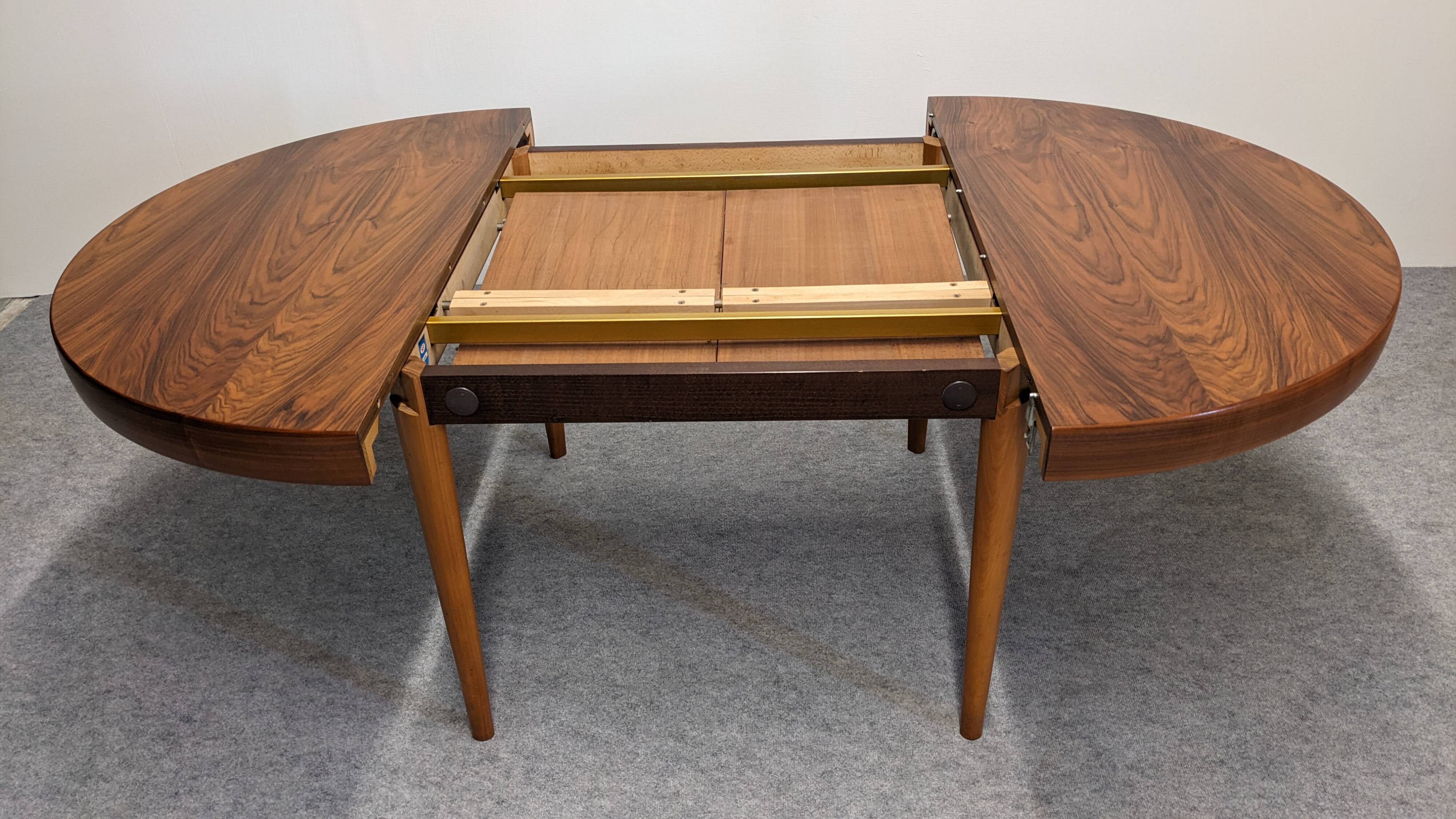 Scandinavian extendable round table in rosewood, 60s-70s
