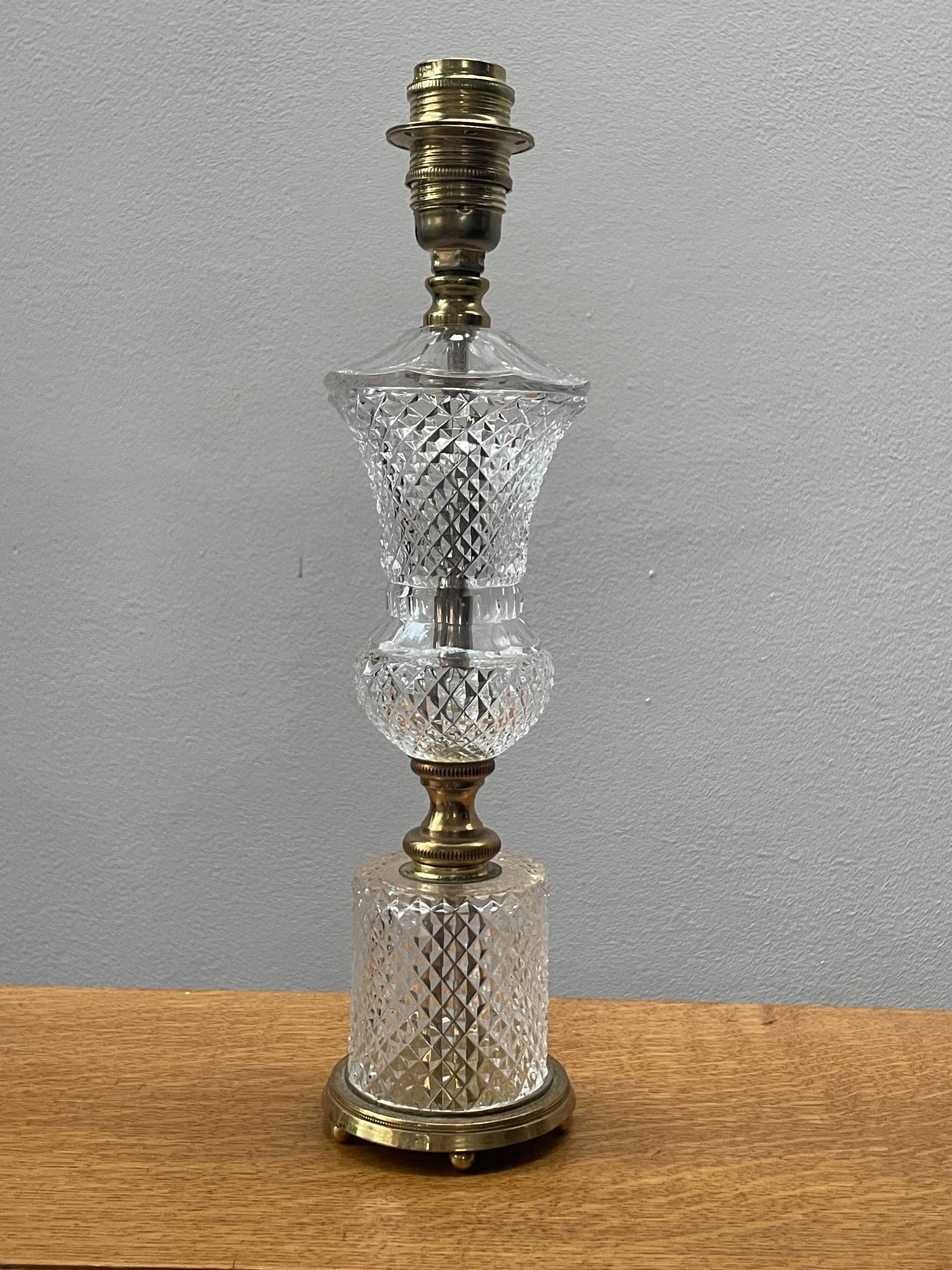 Lampe de table en verre taillé et laiton, circa 1950