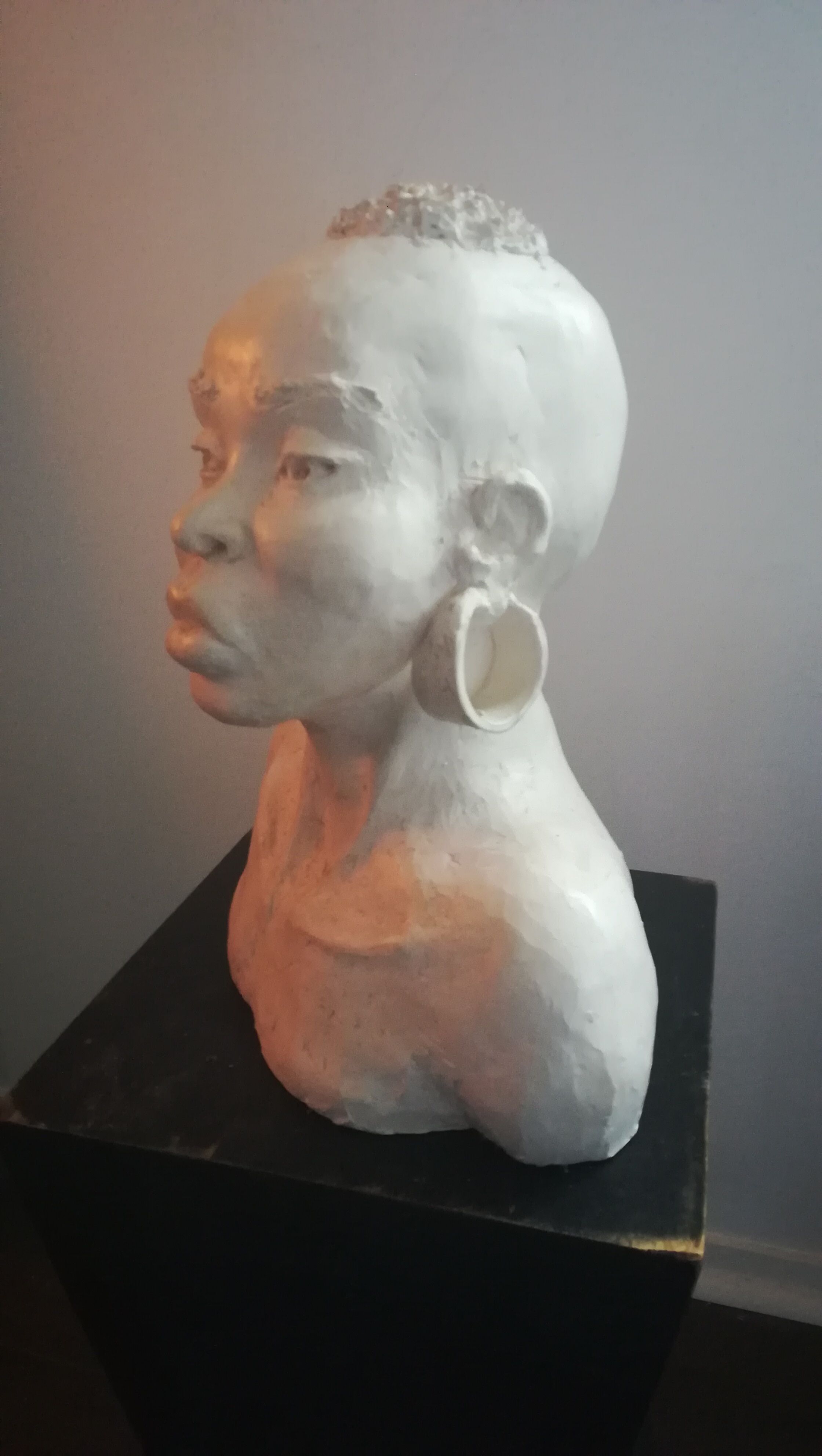 Buste de jeune africaine en plâtre patiné
