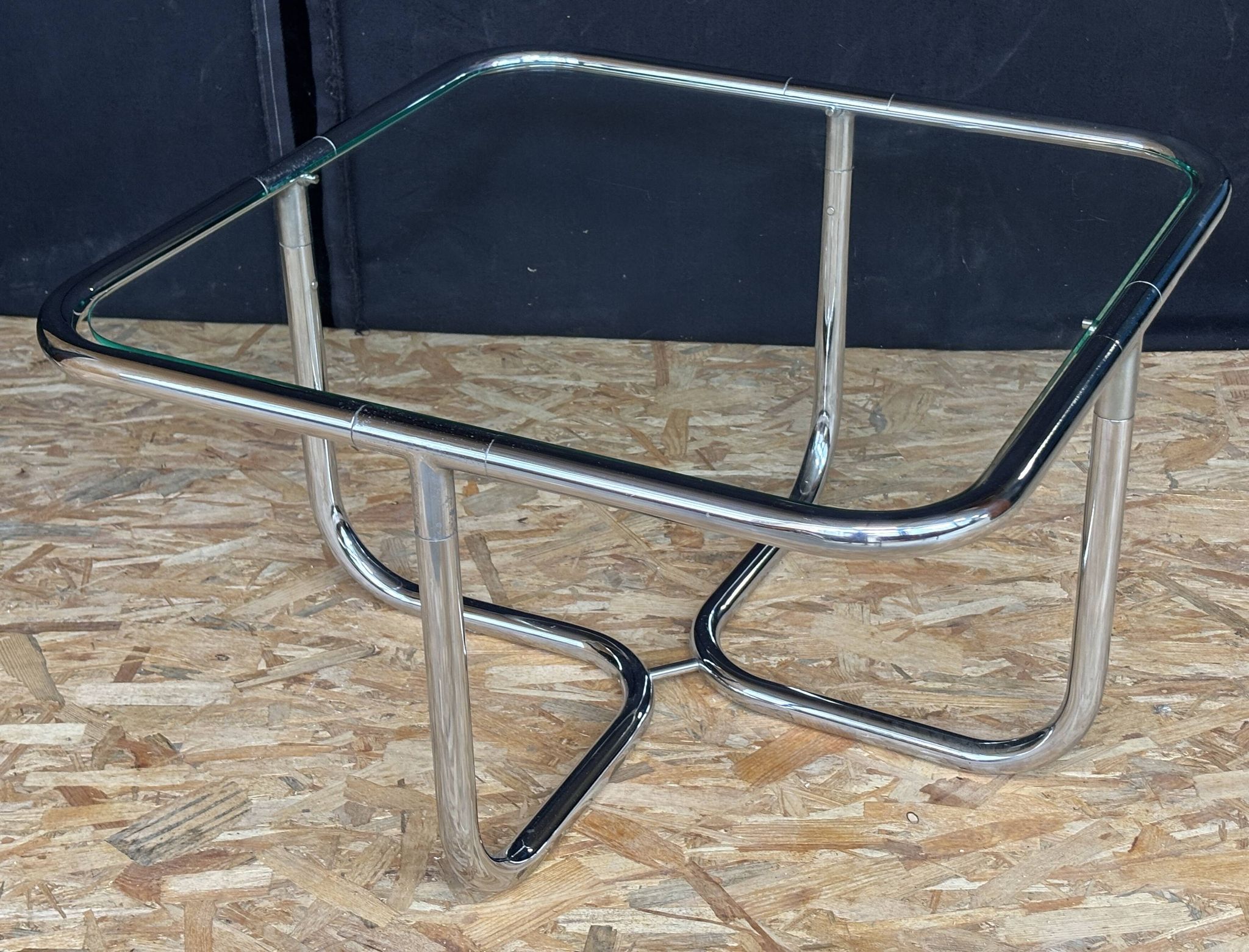 Vintage 1970s Space Age coffee table – tubular chrome & glass