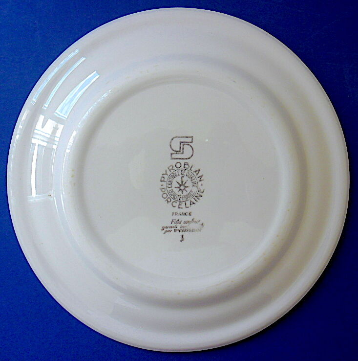 Suite de douze assiettes à dessert en porcelaine