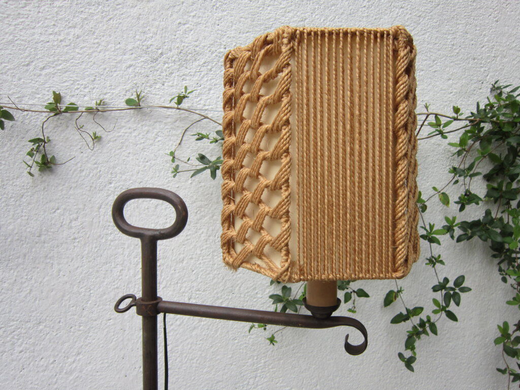 Tripode gallows lamp