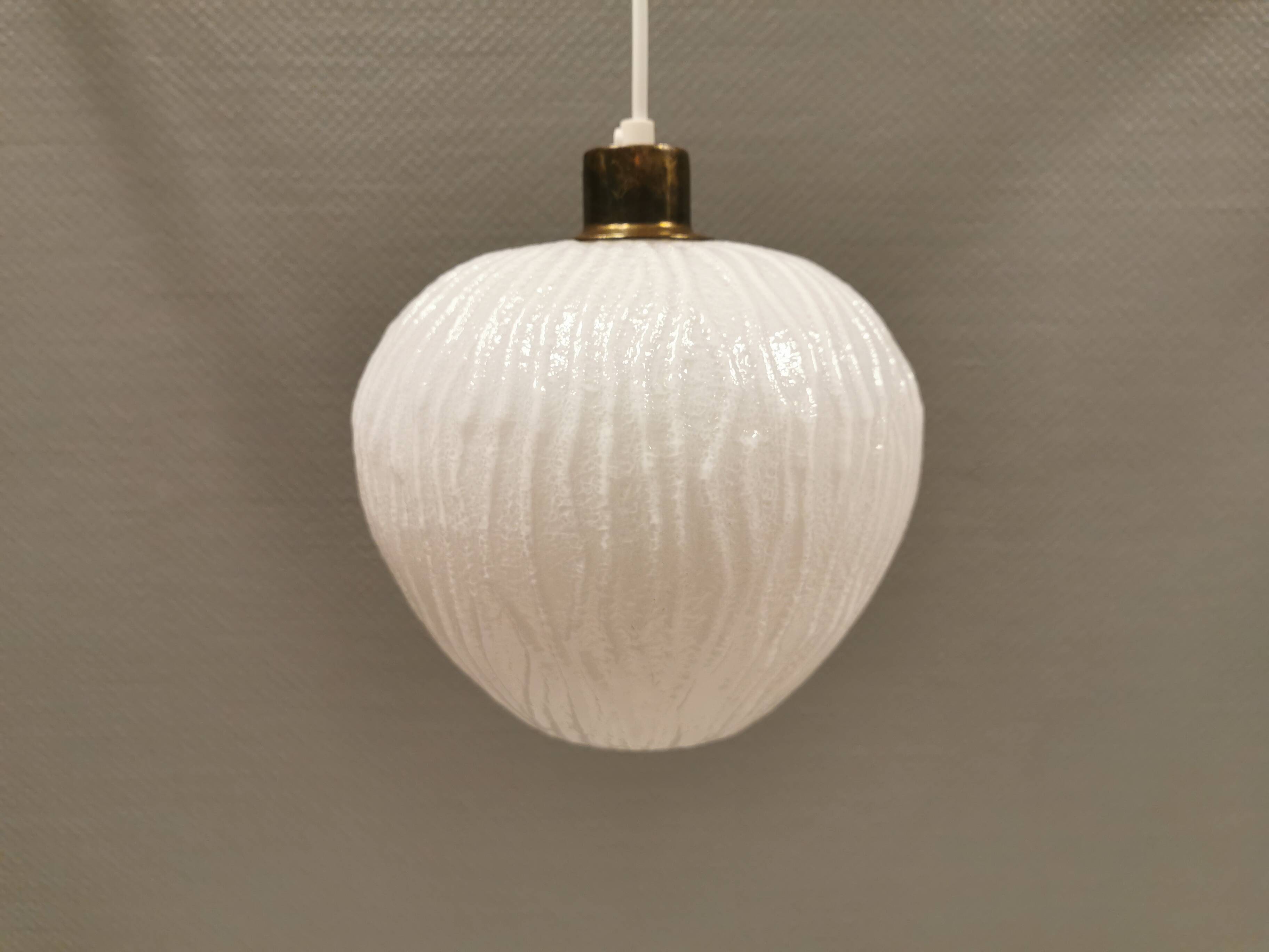 Suspension danoise en verre blanc laiteux ,années 1960.