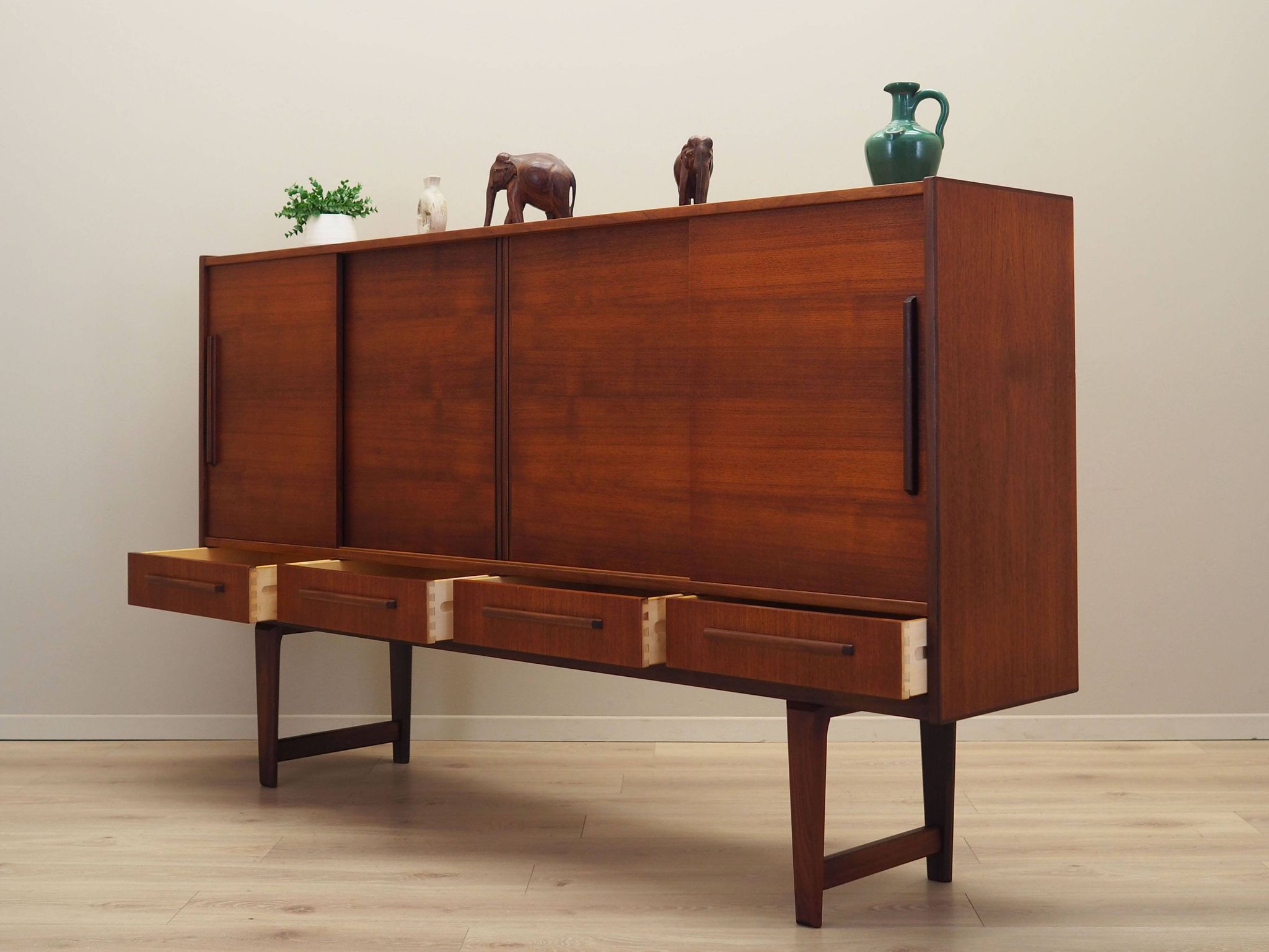 Buffet danois en teck par PMJ Viby J, années 1960