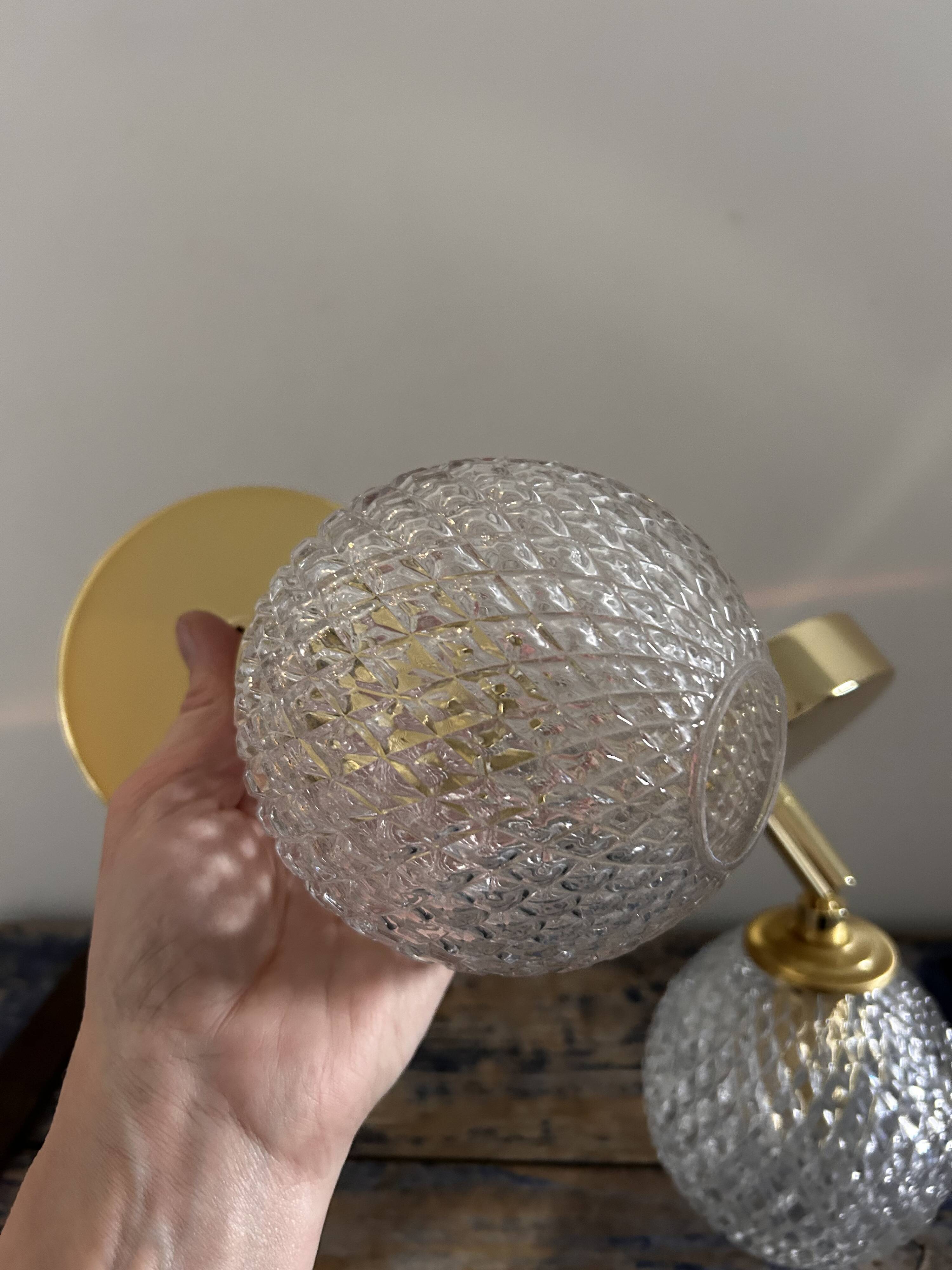 Paire d’appliques murales en verre ciselé
