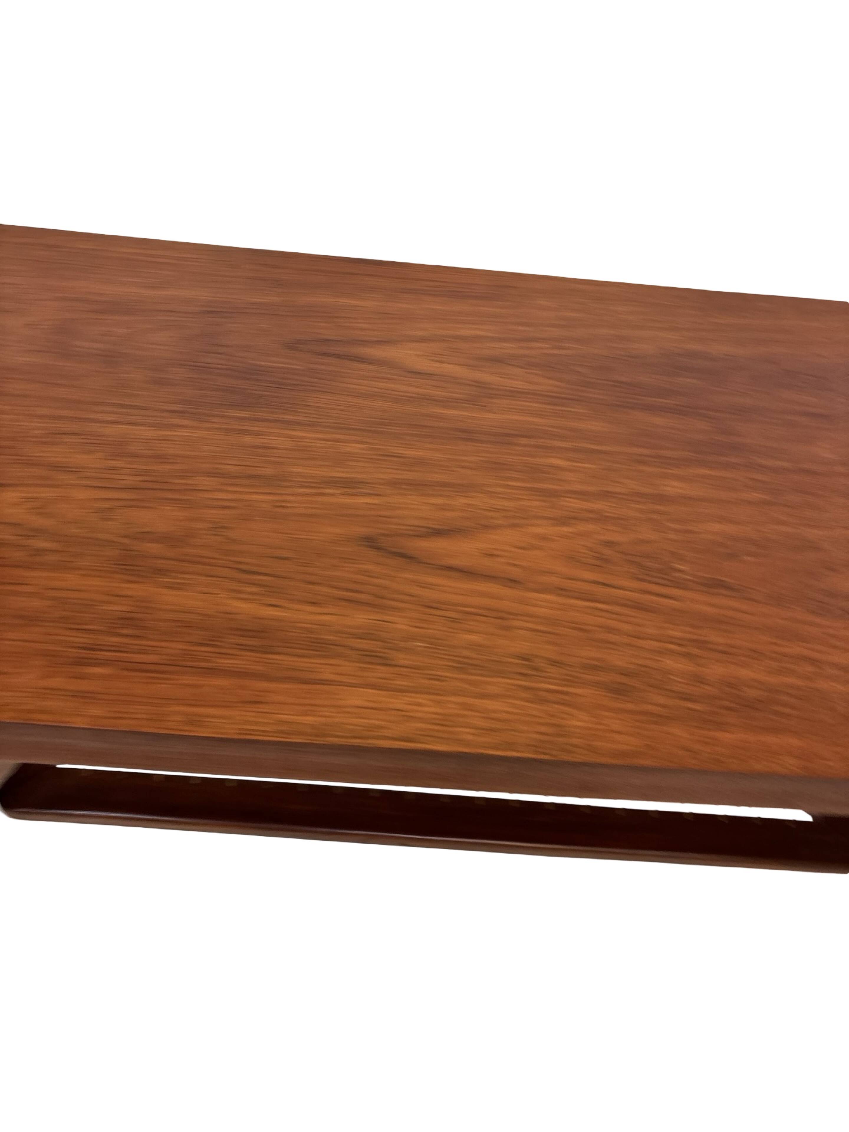 Table basse en teck dans le style de Louis van Teeffelen, années 1960