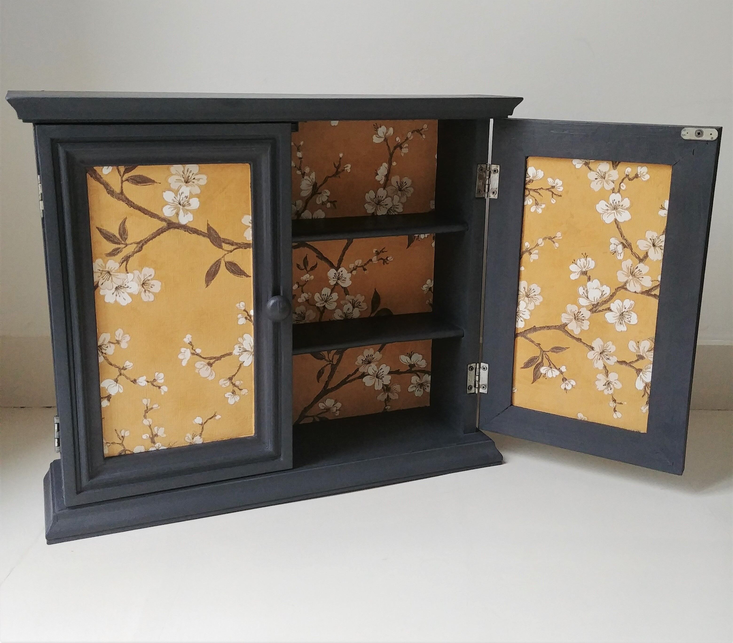 Wall cabinet