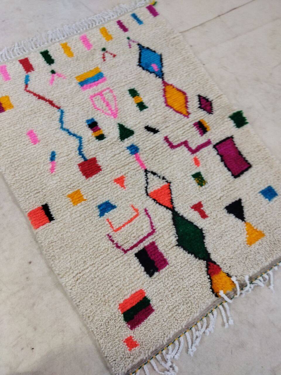 Handmade moroccan berber rug 138 x 104 cm