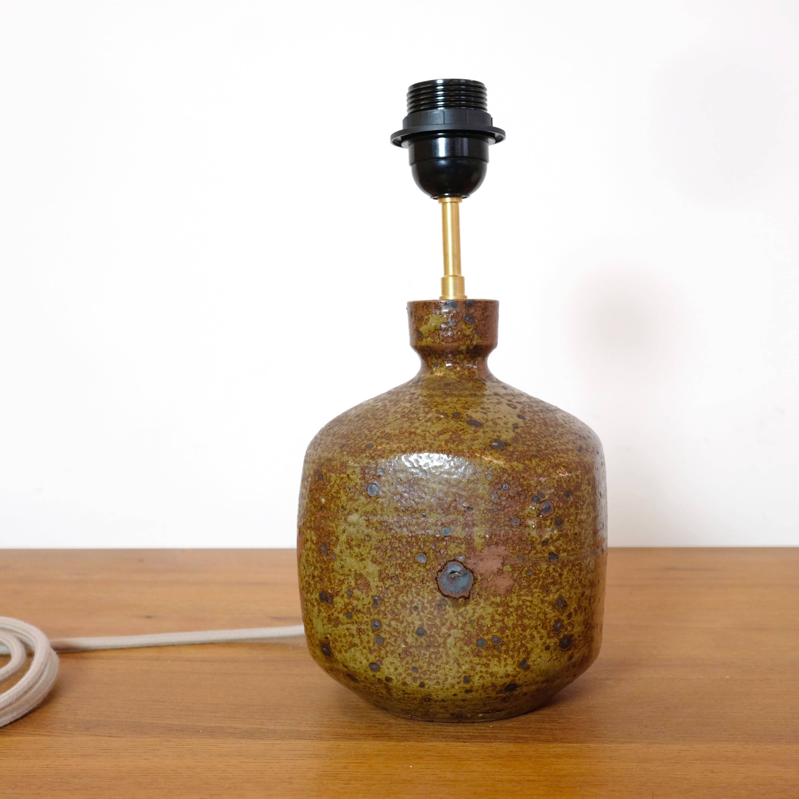 Lampe en grès quadrangulaire et son abat-jour en corde.