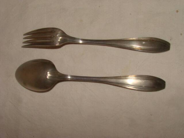 Couverts d'enfant en métal argenté avec écrin