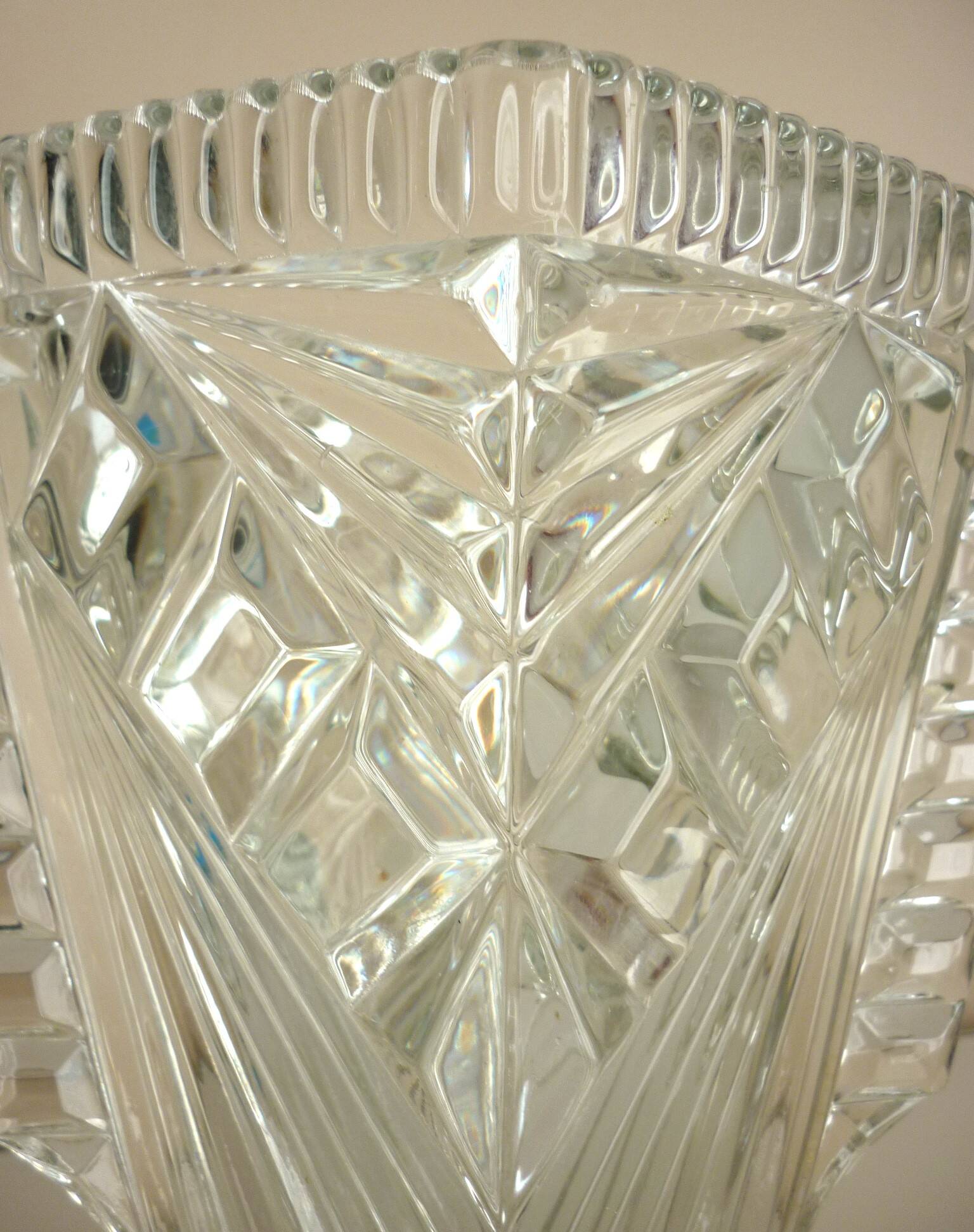 Vase losange art déco, cristal de bohême marqué "Tchécoslovaquie", décor géométrique