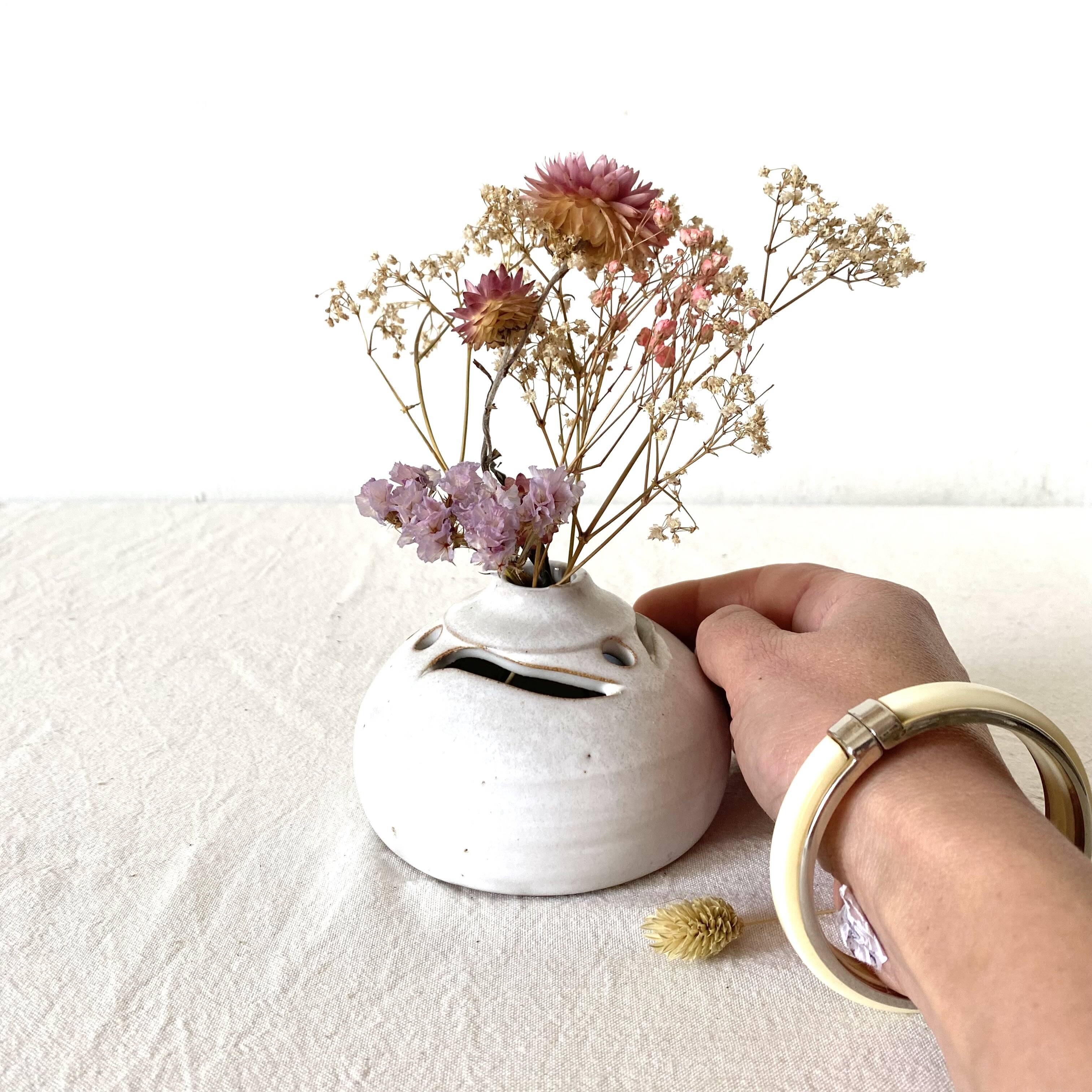 Pique fleurs en terre cuite émaillée
