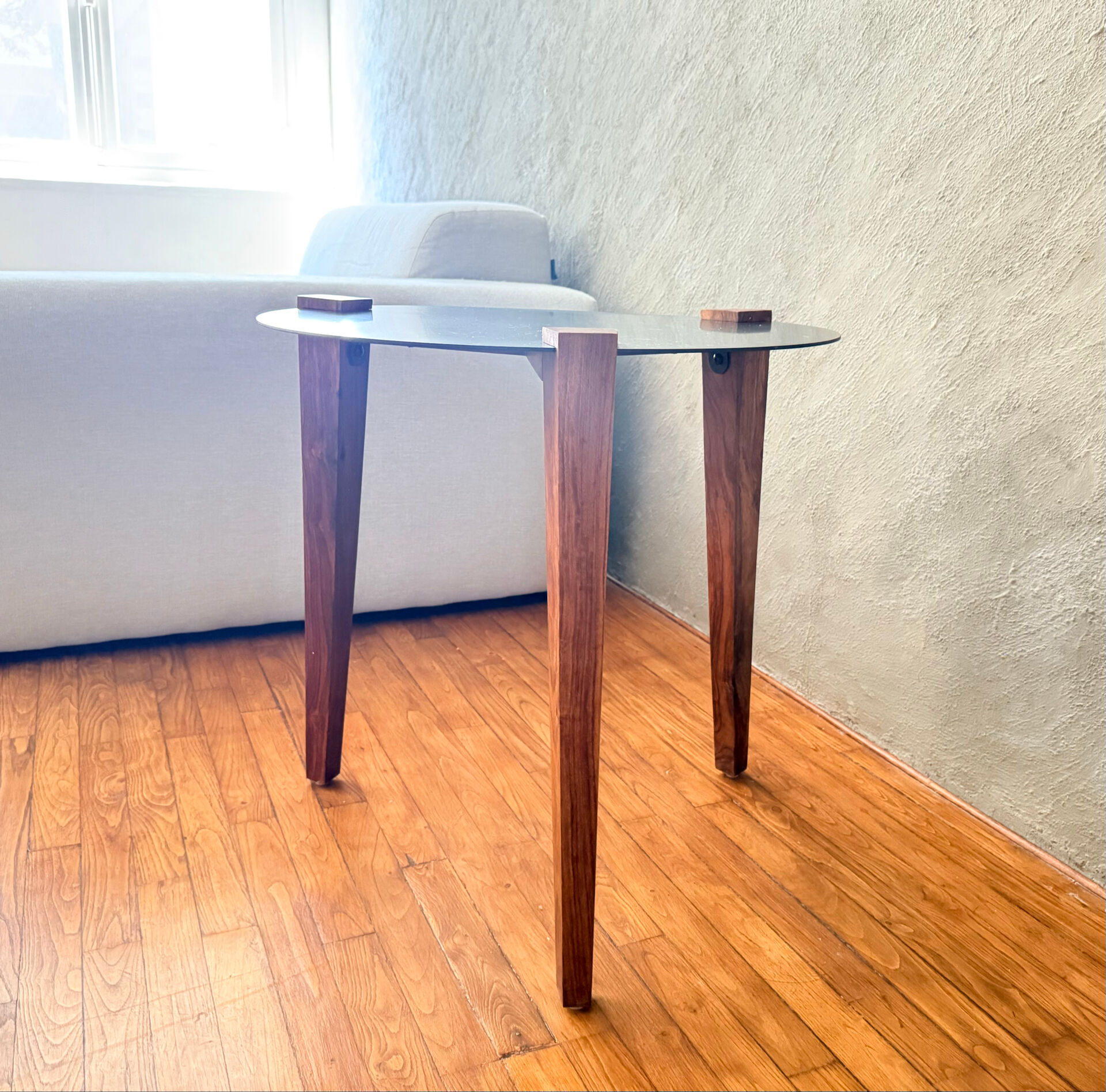 Side table "REDA" – Black metal top / Sesham legs – Moinat