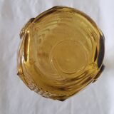 Vase en verre moulé jaune décor Art Déco