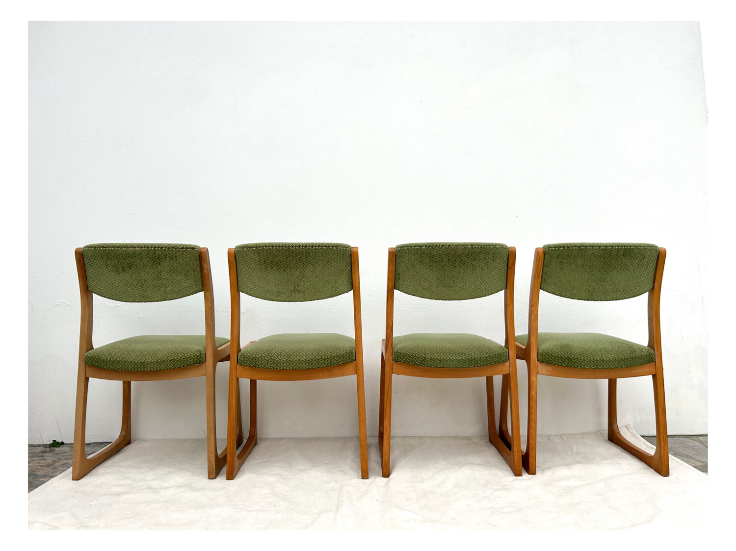 Set of 4 Self sled chairs