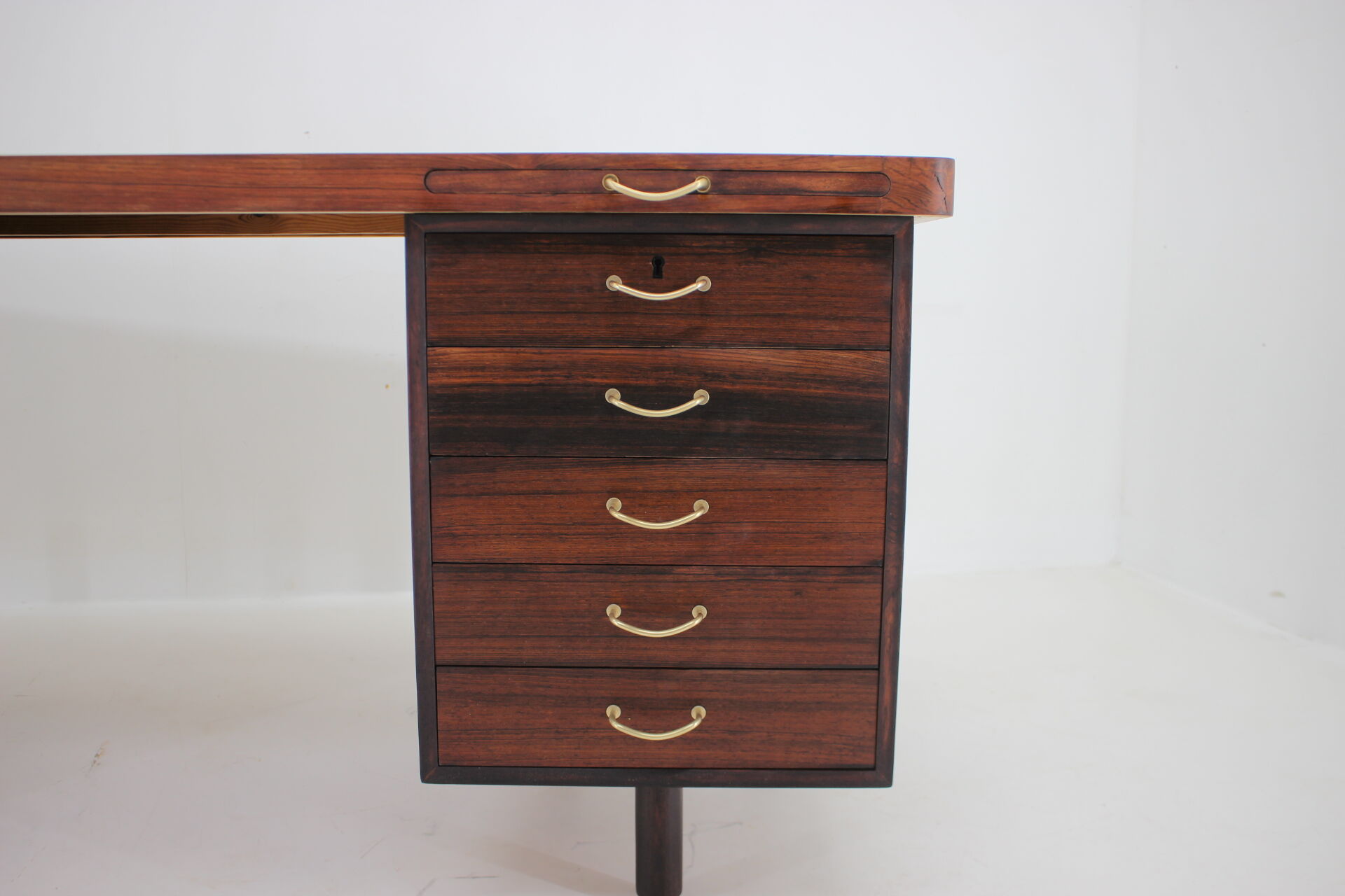 1960s Large exclusive free standing palisander desk