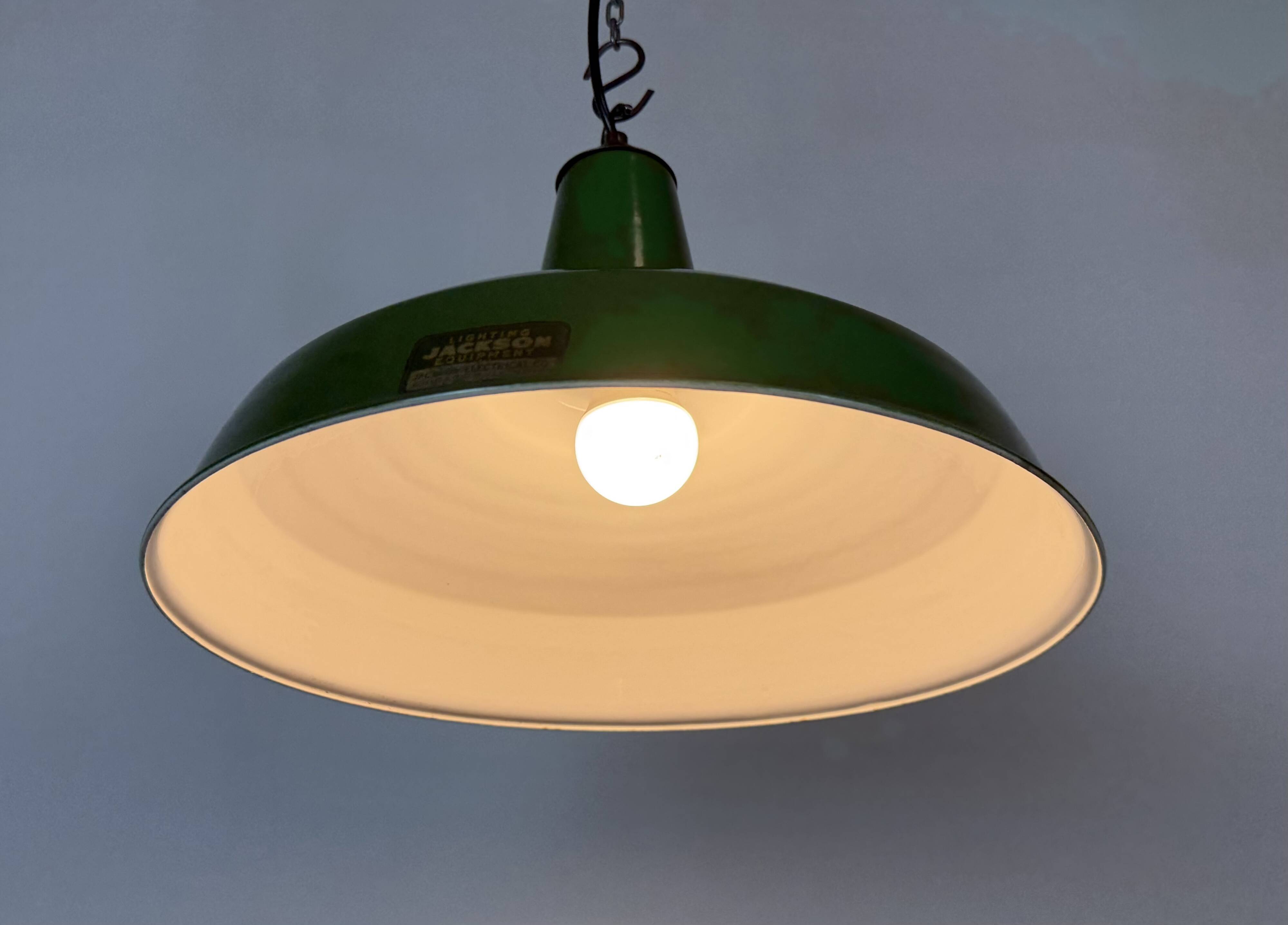 Lampe suspendue en émail vert industriel de Jackson Electrical Co., années 1960.
