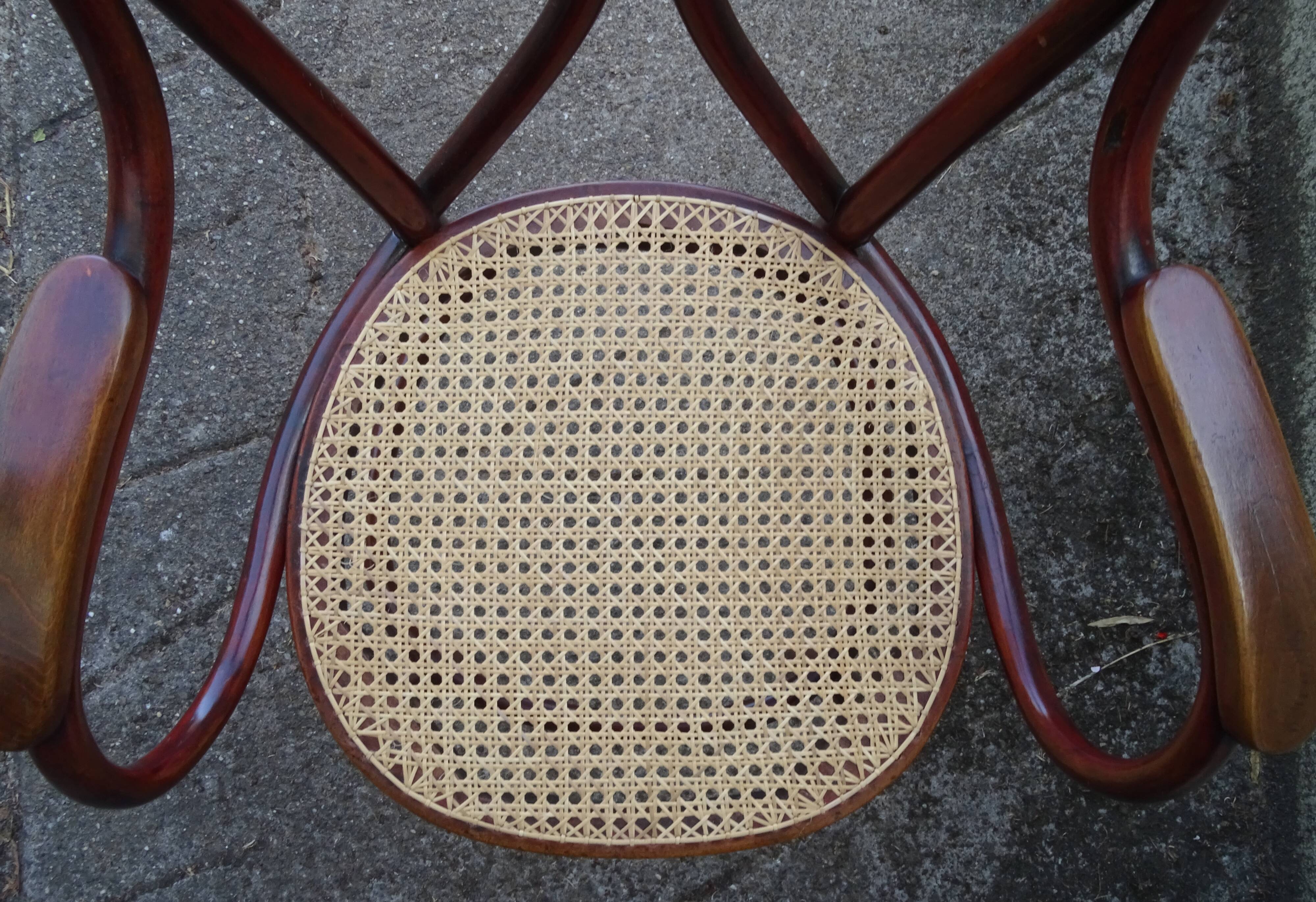 Fauteuil Thonet N°19 canné neuf , prêt à servir- Vers 1905 -