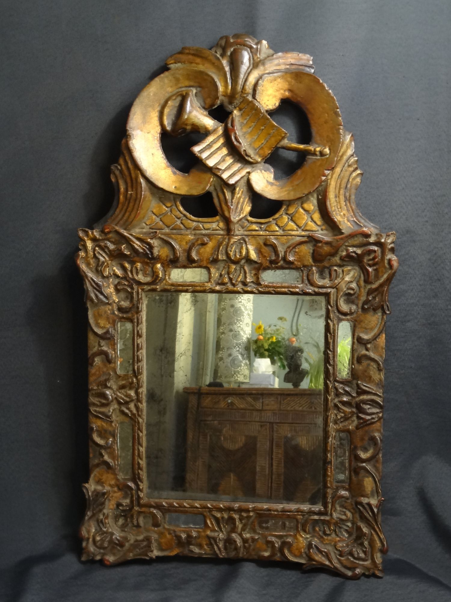 Regency mirror with parcloses in gilded carved wood 39 x 65 cm