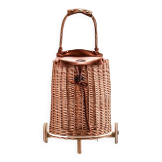 Panier en osier sur roulettes avec rabat en cuir