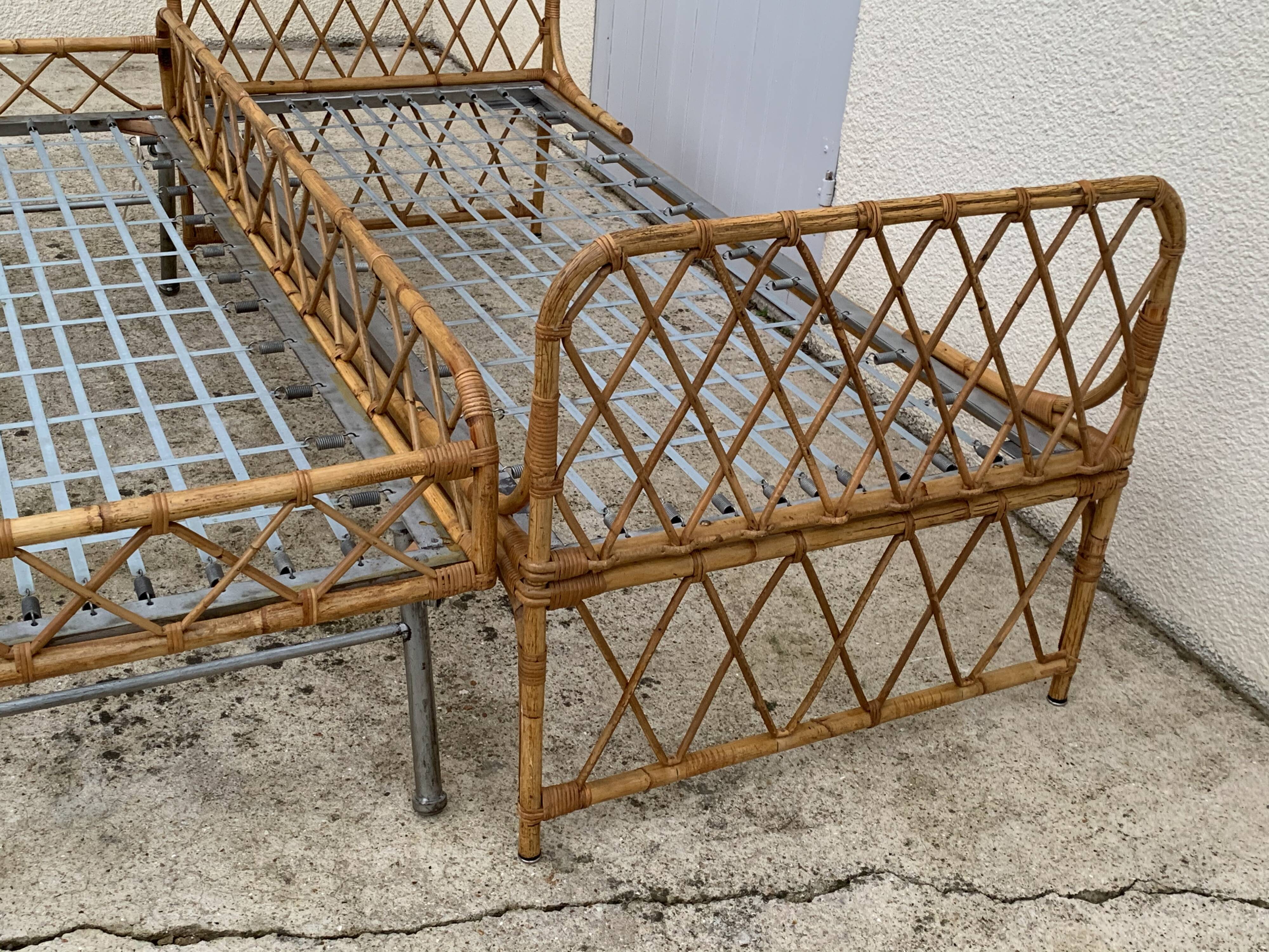 Rattan leg bed 1960