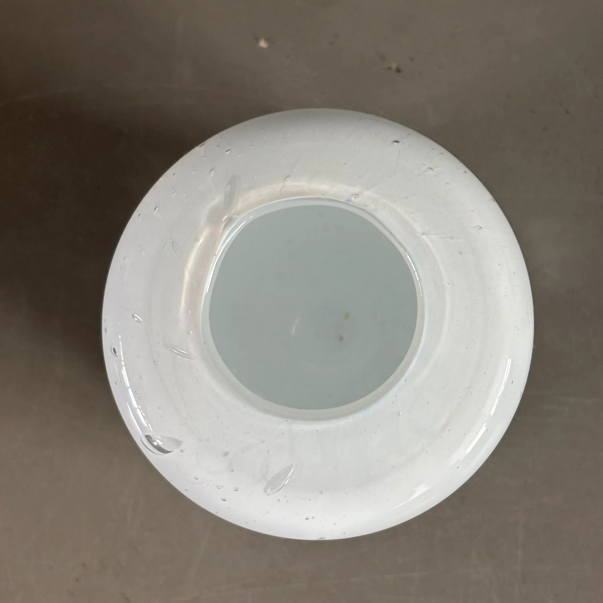 Bougeoir en verre moulé bullé blanc