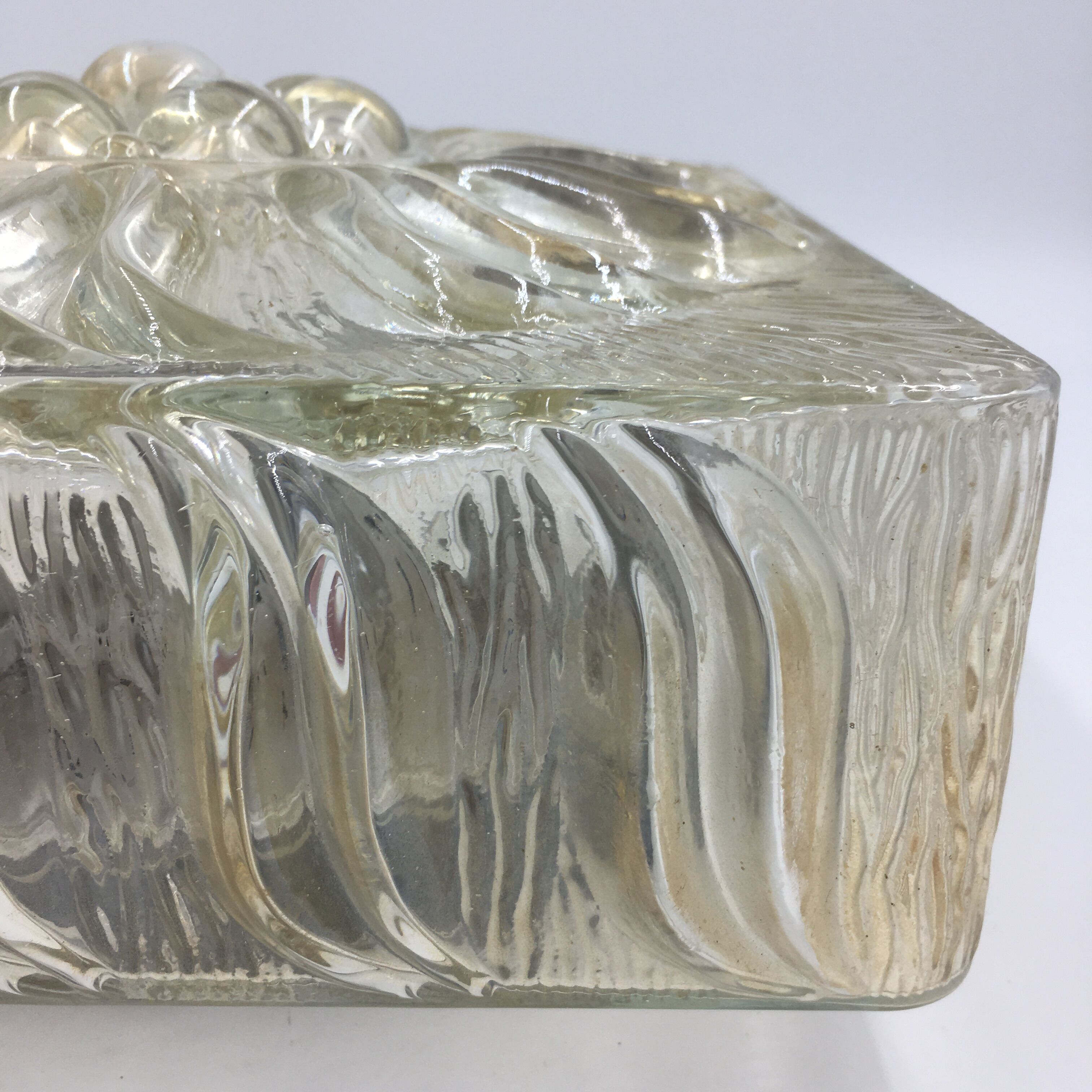 Applique en verre moulé en relief