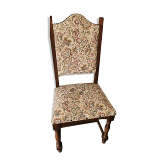 Chaise en tissu brodé et capitonné