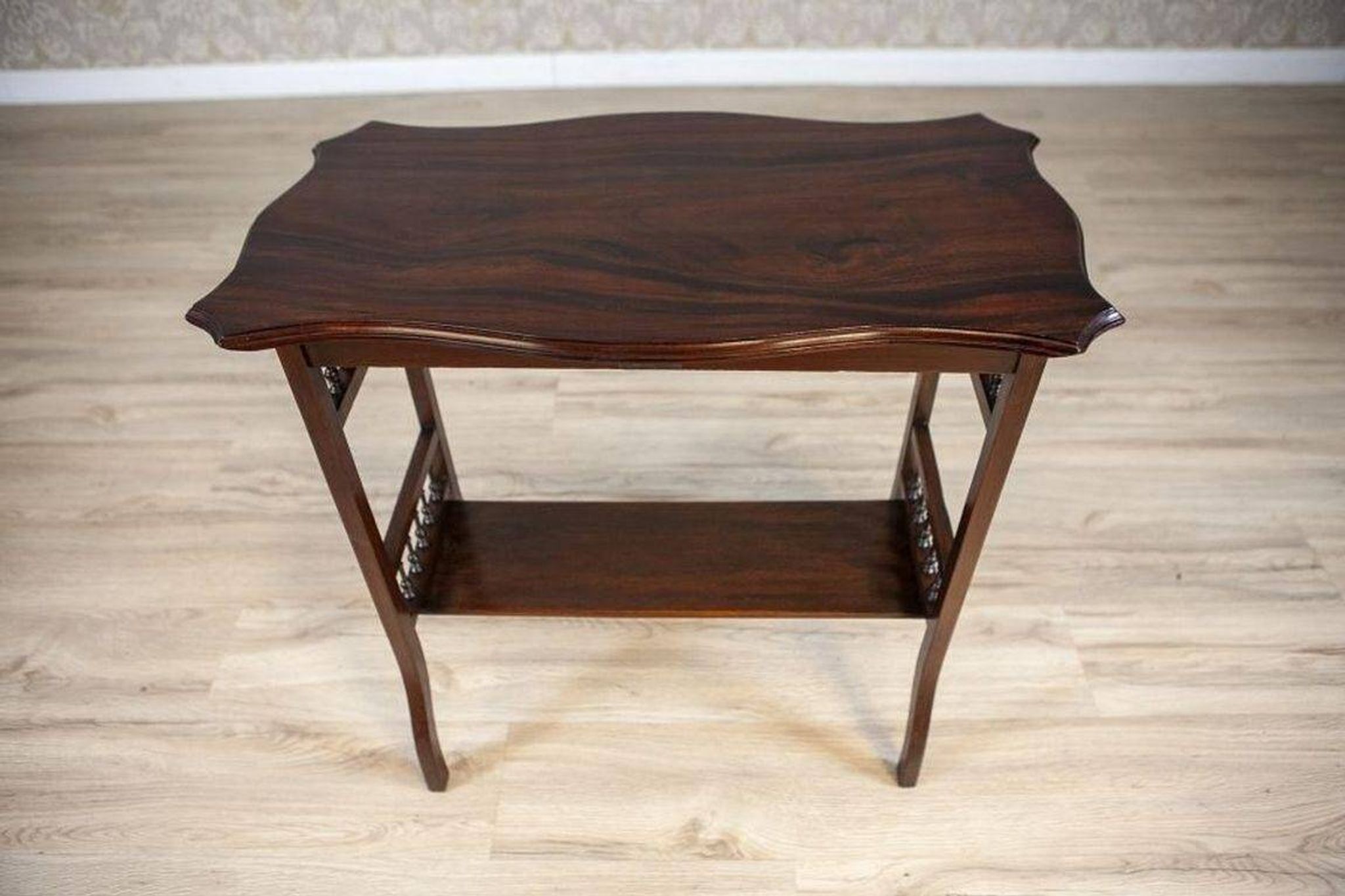 Table d'appoint en palissandre des années 20, en shellac, années 1950.