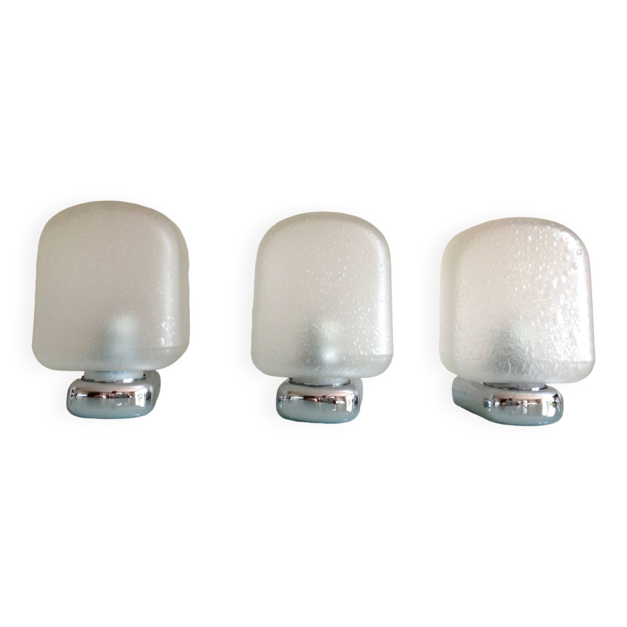 Suite de trois appliques en metal chromé et verre dépoli bullé/ vintage années 70