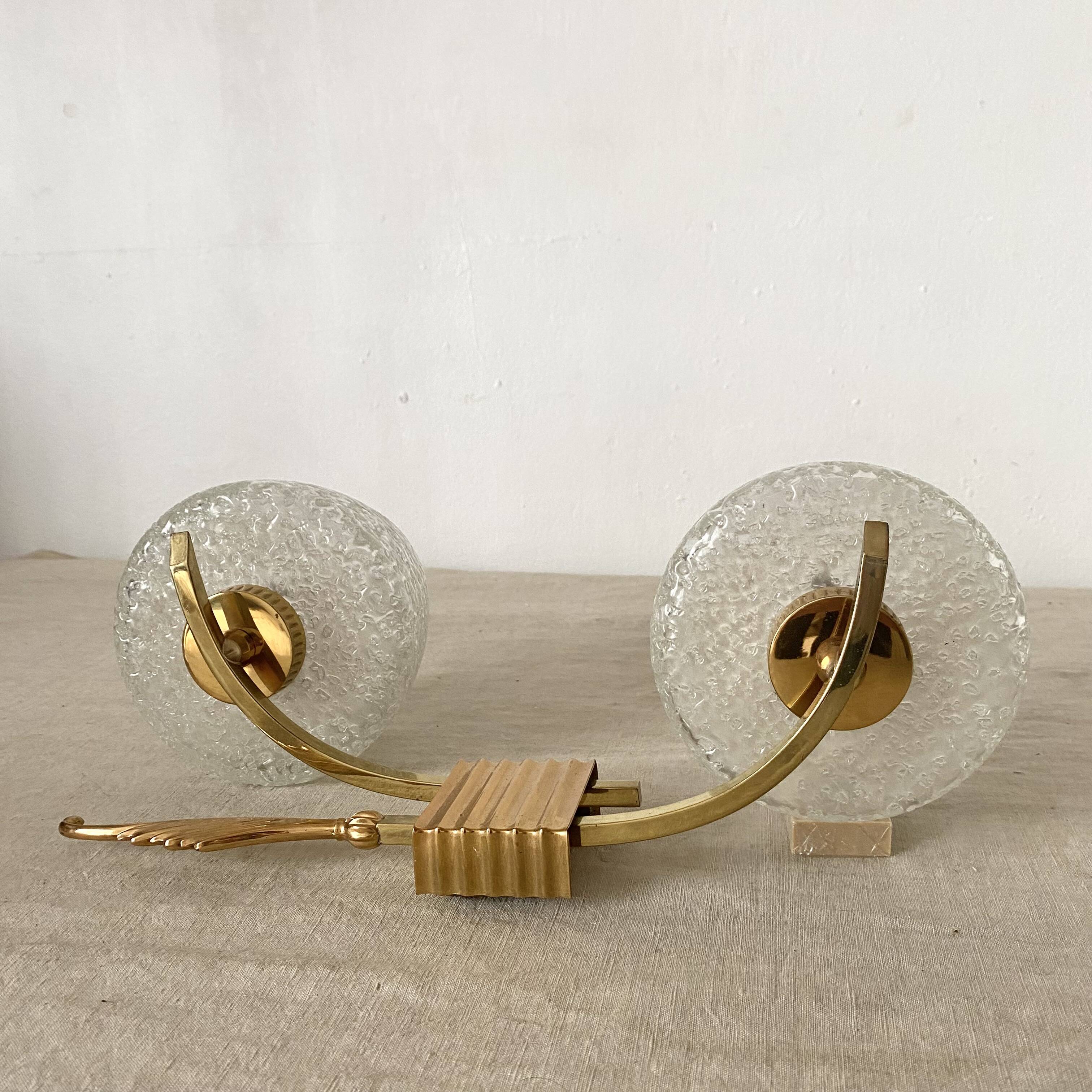 Double wall light in gold-tone metal and bubbled glass, Italian design from the 1960s