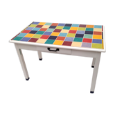 Table vintage rectangulaire carreaux multicolore et piètement blanc