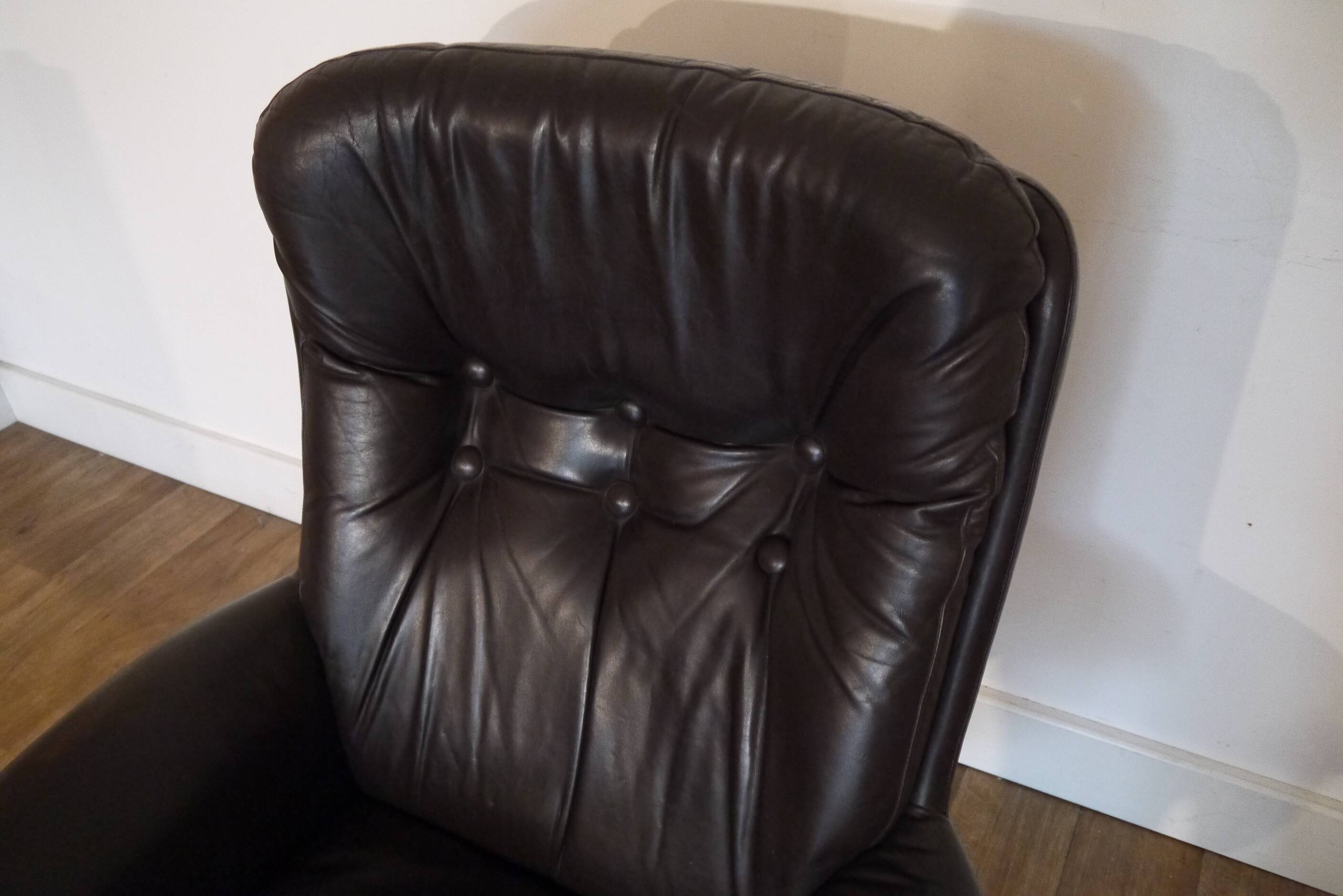 Fauteuil scandinave en cuir 1970