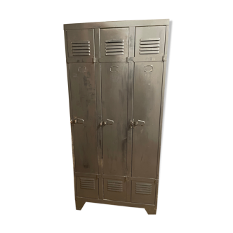 Metal cabinet