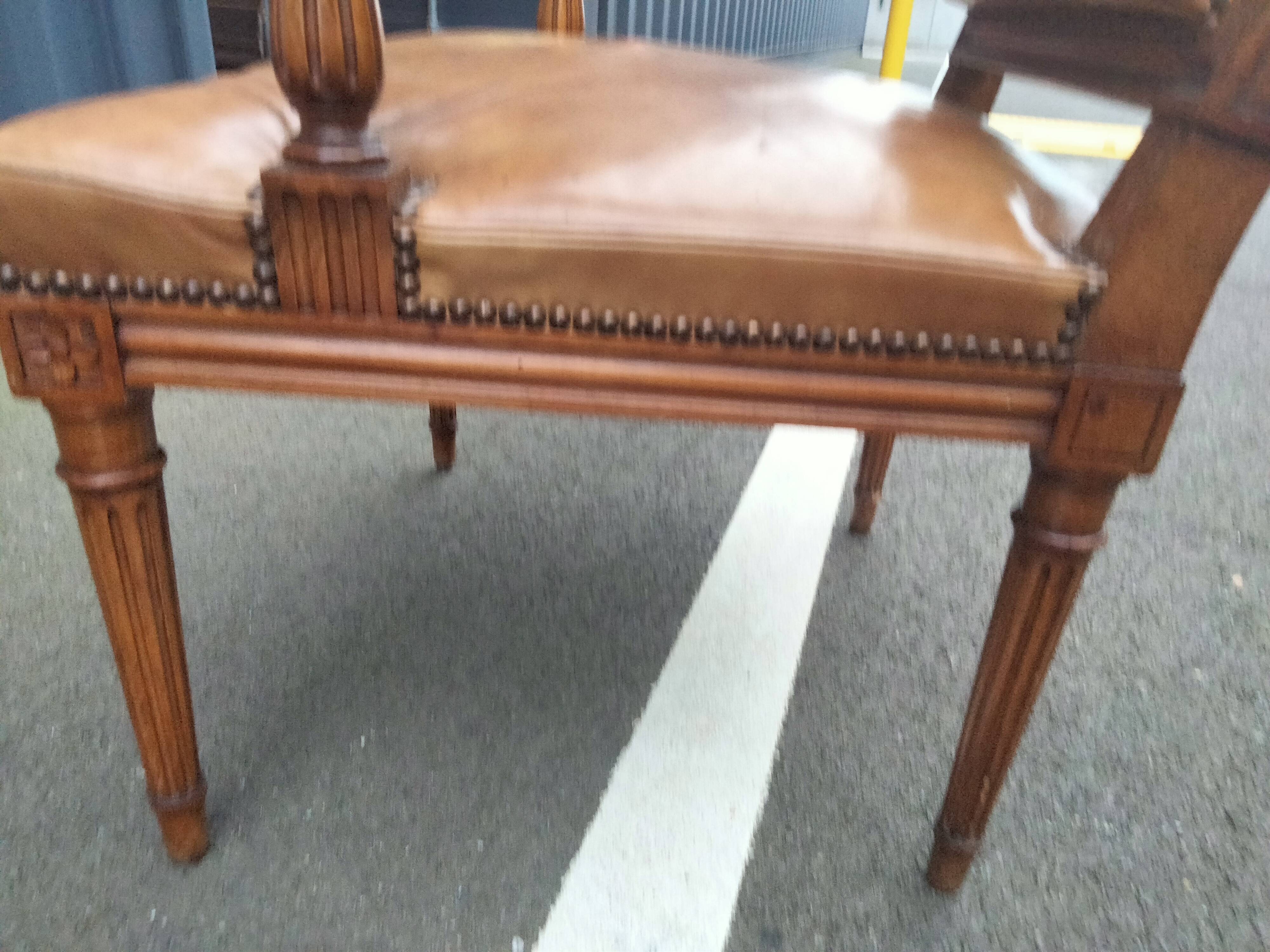 Paire de fauteuils anciens style Louis XVl