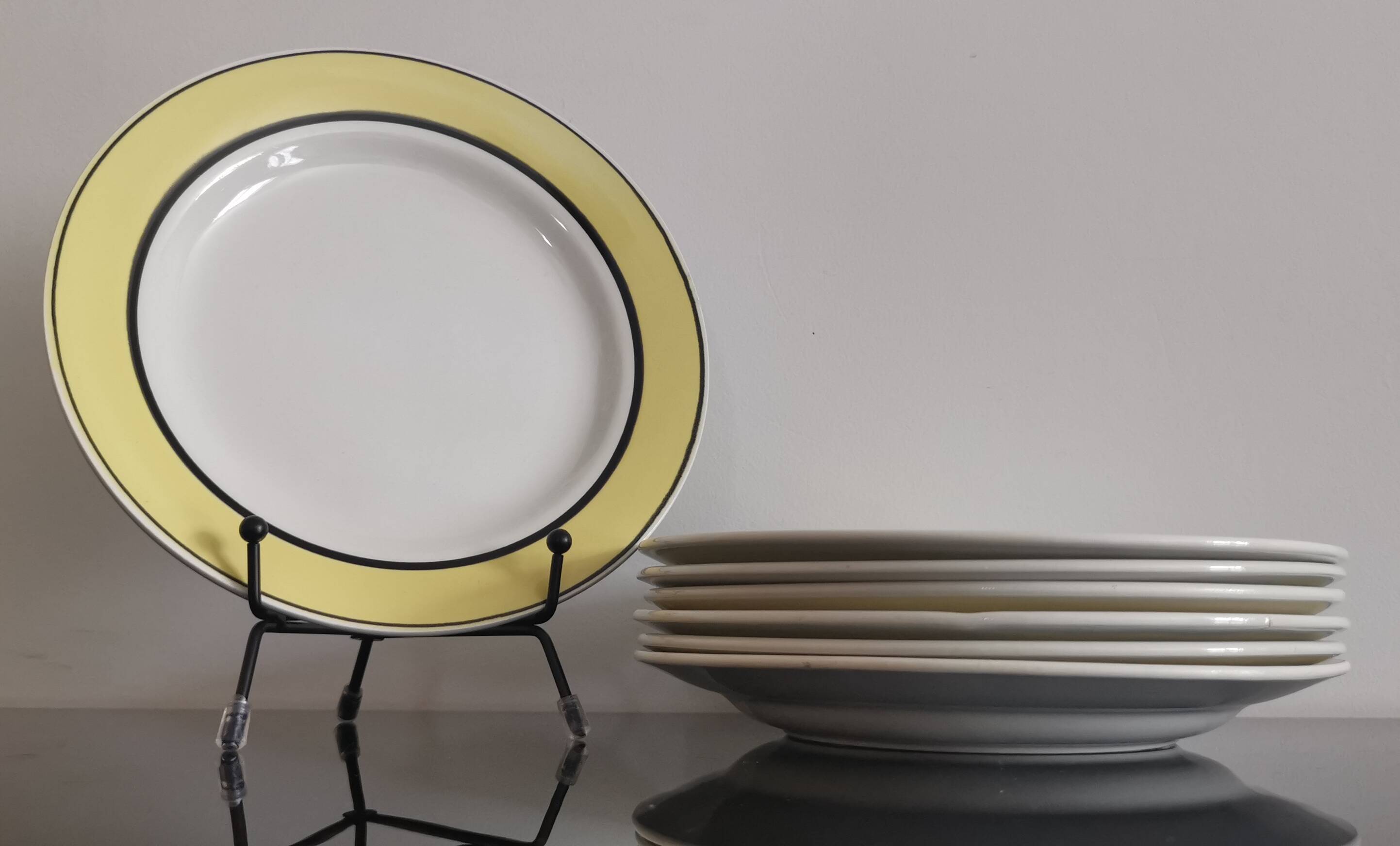 7 assiettes à desserts en faïence, KG Lunéville