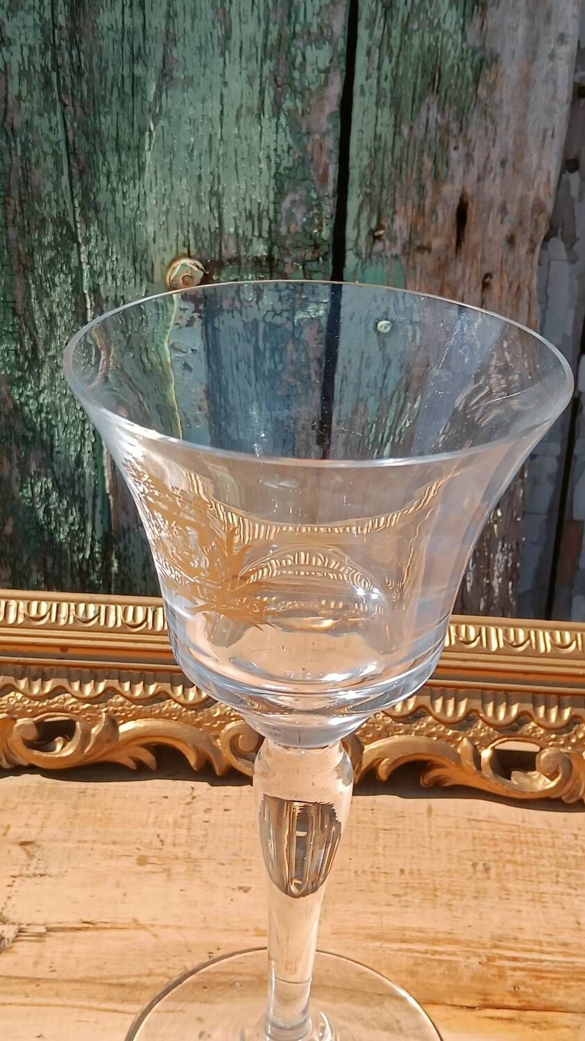Large tasting glass with an old golden coat of arms – signed Jeanne Châtel